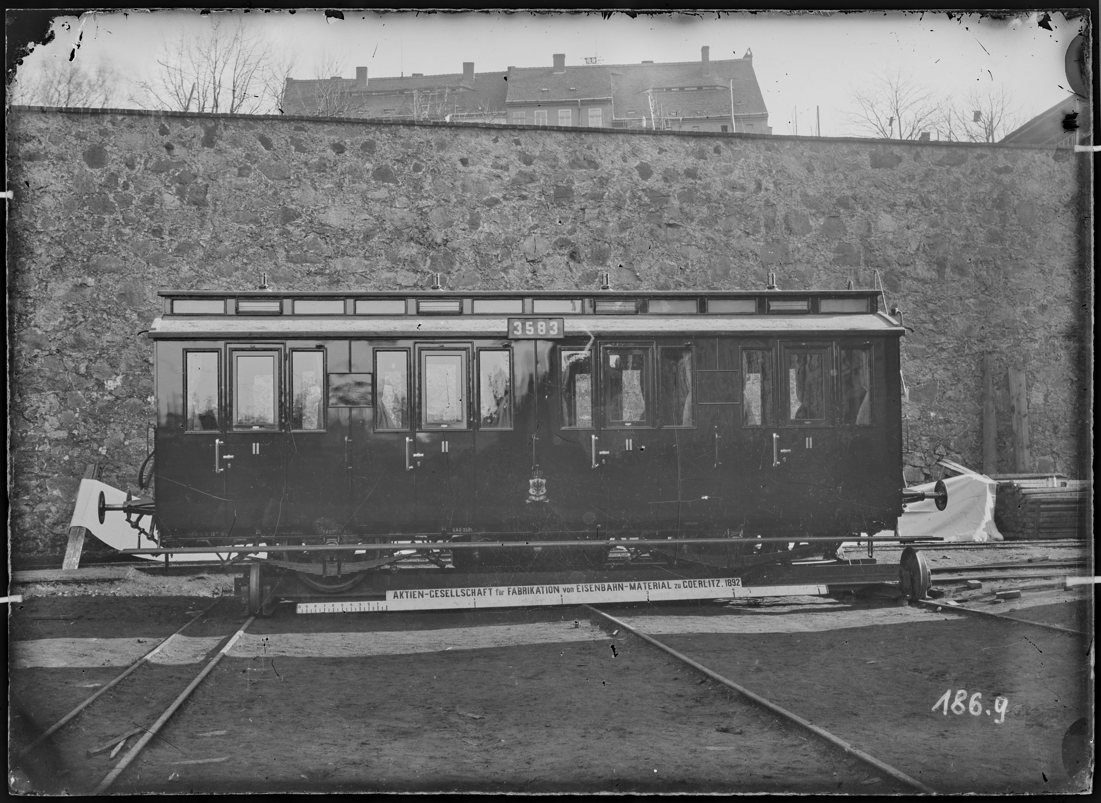 Fotografie: zweiachsiger Abteilwagen zweiter Klasse, Gattung B (Längsansicht), 1892. Königlich Preußische Eisenbahn-Verwaltung (K.P.E.V.)? (Verkehrsmuseum Dresden CC BY-NC-SA)