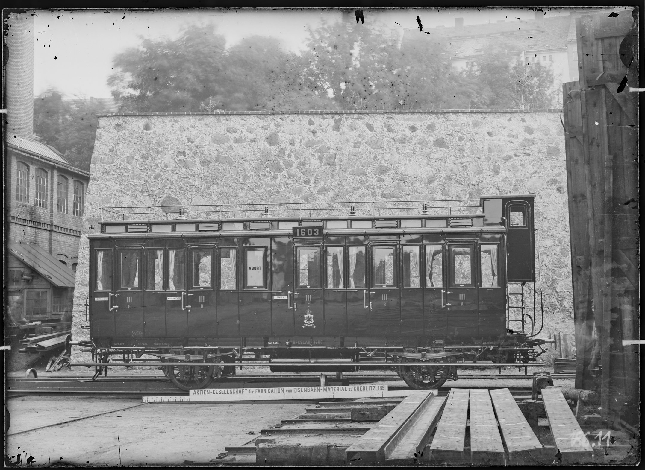 Fotografie: zweiachsiger Abteilwagen dritter Klasse (Längsansicht), 1891. Königlich Preußische Eisenbahn-Verwaltung (K.P.E.V.)? (Verkehrsmuseum Dresden CC BY-NC-SA)