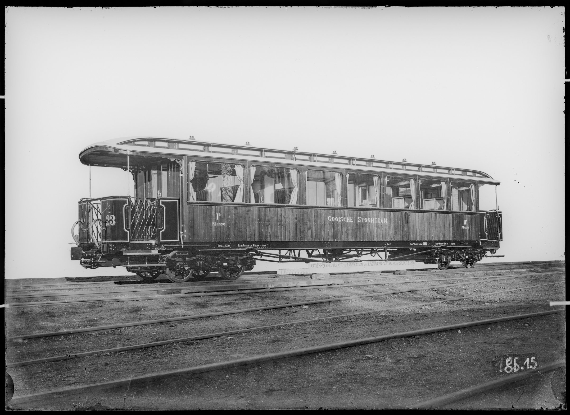 Fotografie: vierachsiger Durchgangswagen erster/zweiter Klasse, Gattung AB4i (Schrägansicht), 1904. Gooische Stoomtram, Amsterdam (Verkehrsmuseum Dresden CC BY-NC-SA)