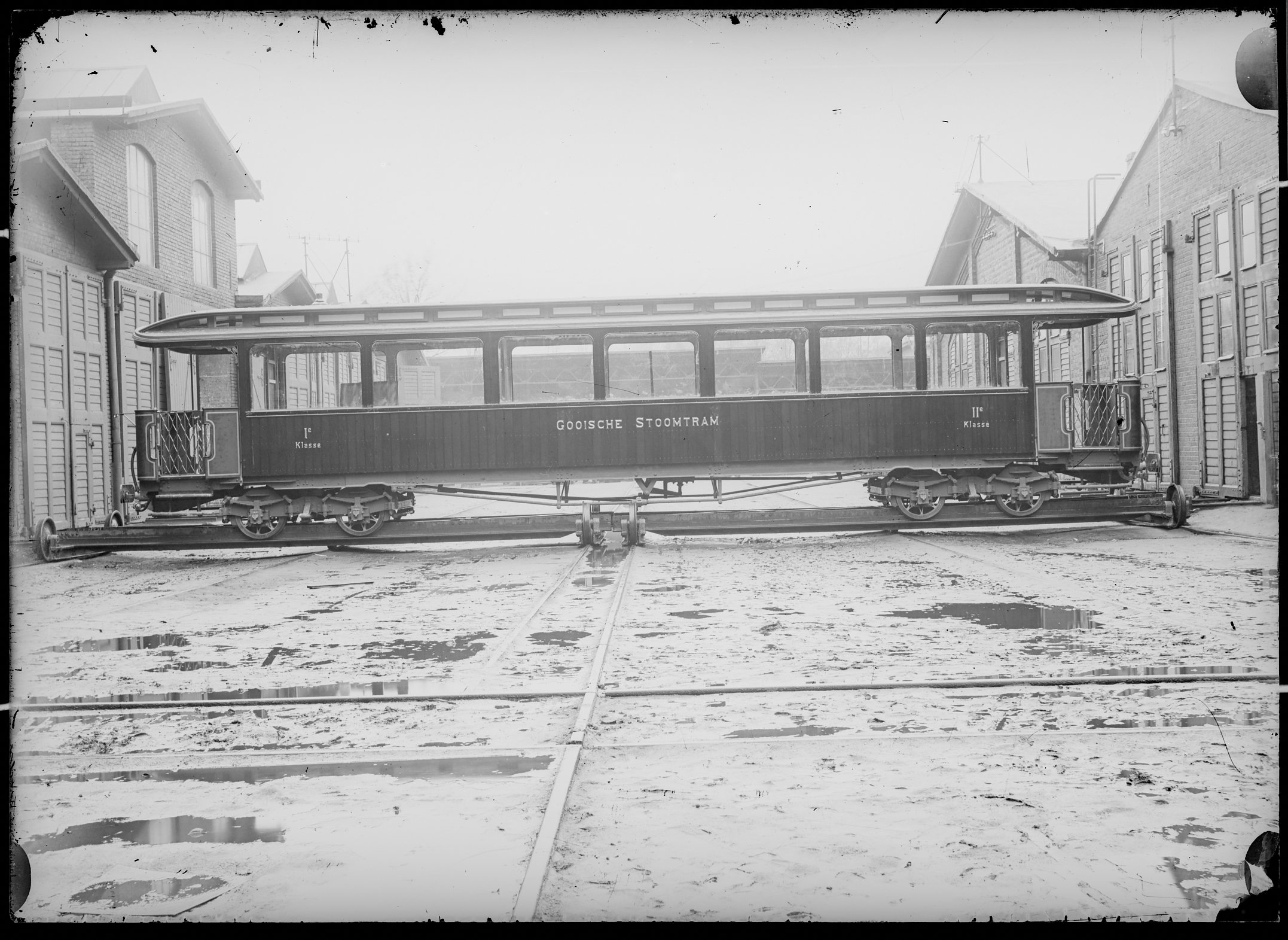 Fotografie: vierachsiger Durchgangswagen erster/zweiter Klasse, Gattung AB4i (Längsansicht), ohne Inneneinrichtung, 1904. Gooische Stoomtram, Amsterda (Verkehrsmuseum Dresden CC BY-NC-SA)