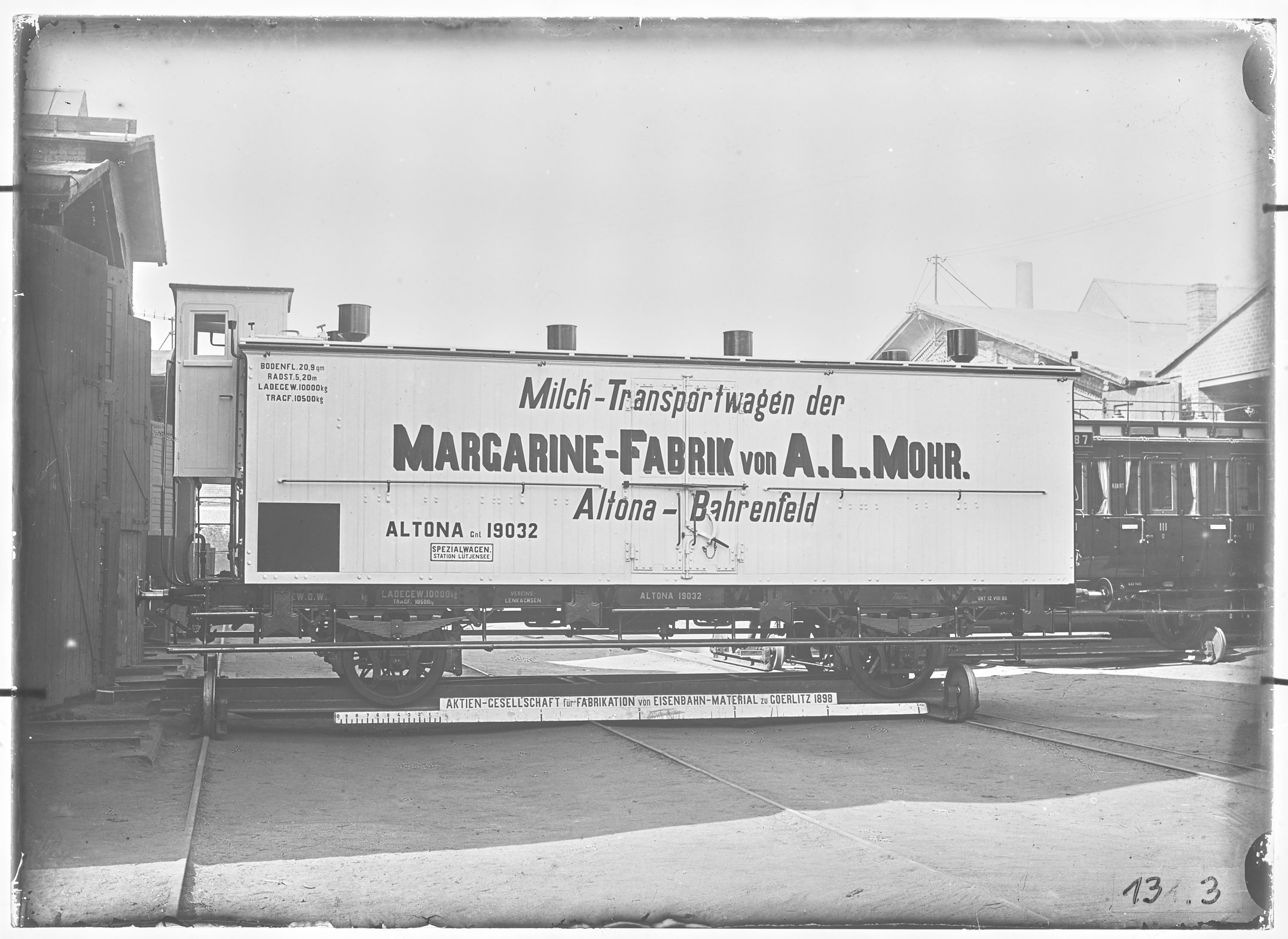 Fotografie: zweiachsiger gedeckter Güterwagen mit Bremserhaus, Gattung Gnl (Längsansicht), Spezialwagen für Milchtransport, 1898. Margarine-Fabrik von (Verkehrsmuseum Dresden CC BY-NC-SA)