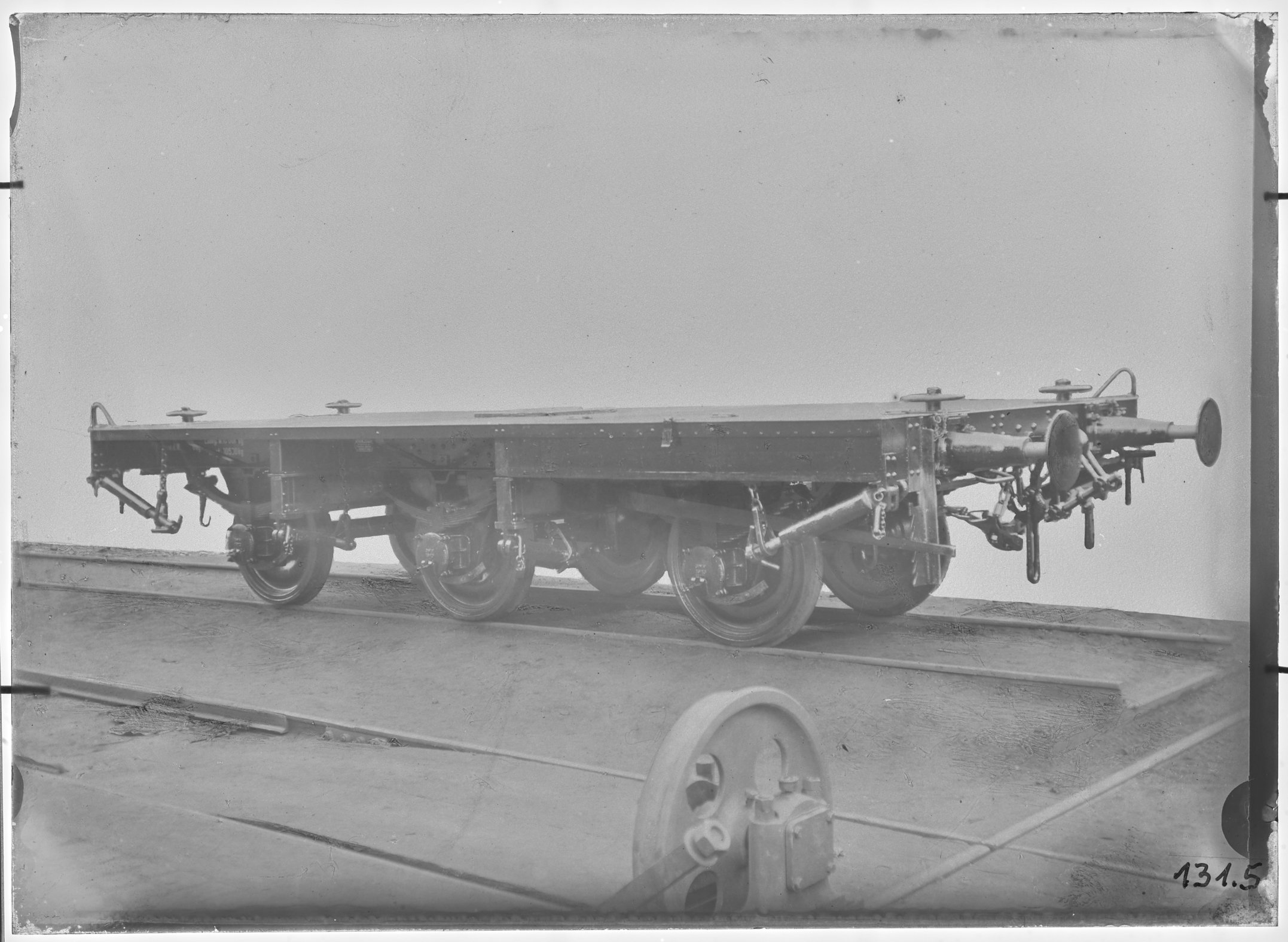 Fotografie: dreiachsiger Plattformwagen (Schrägansicht), um 1915? (Verkehrsmuseum Dresden CC BY-NC-SA)