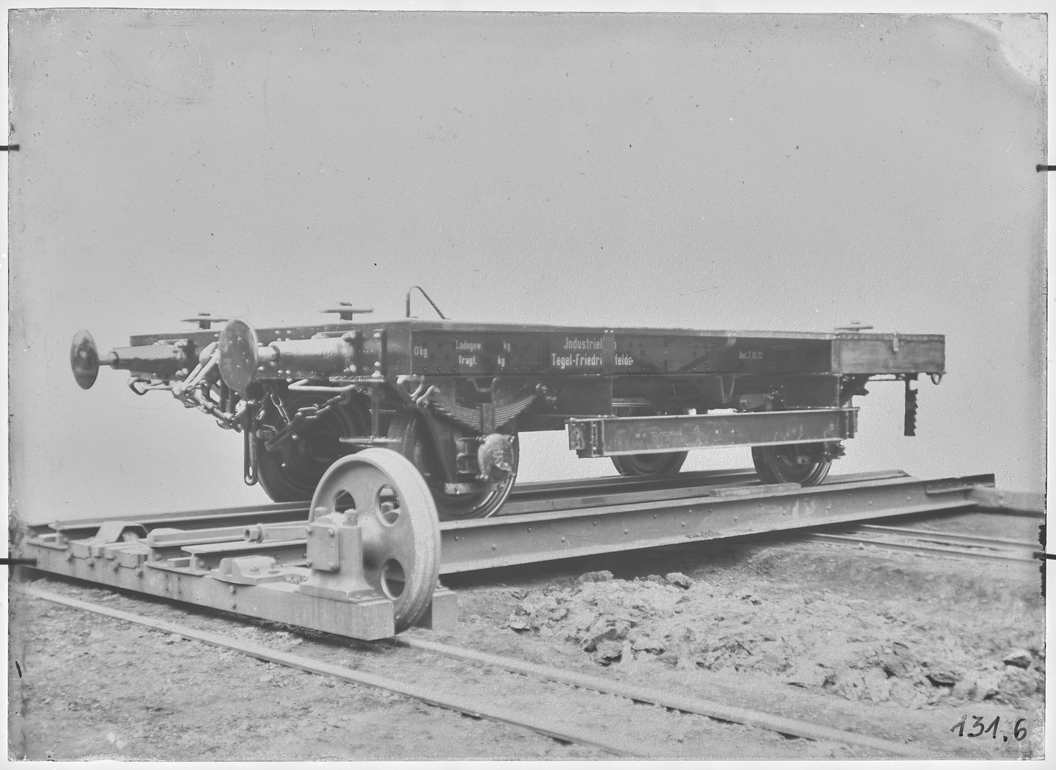 Fotografie: zweiachsiger Plattformwagen (Schrägansicht), 1912. Industriebahn Tegel-Friedrichsfelde? (Verkehrsmuseum Dresden CC BY-NC-SA)