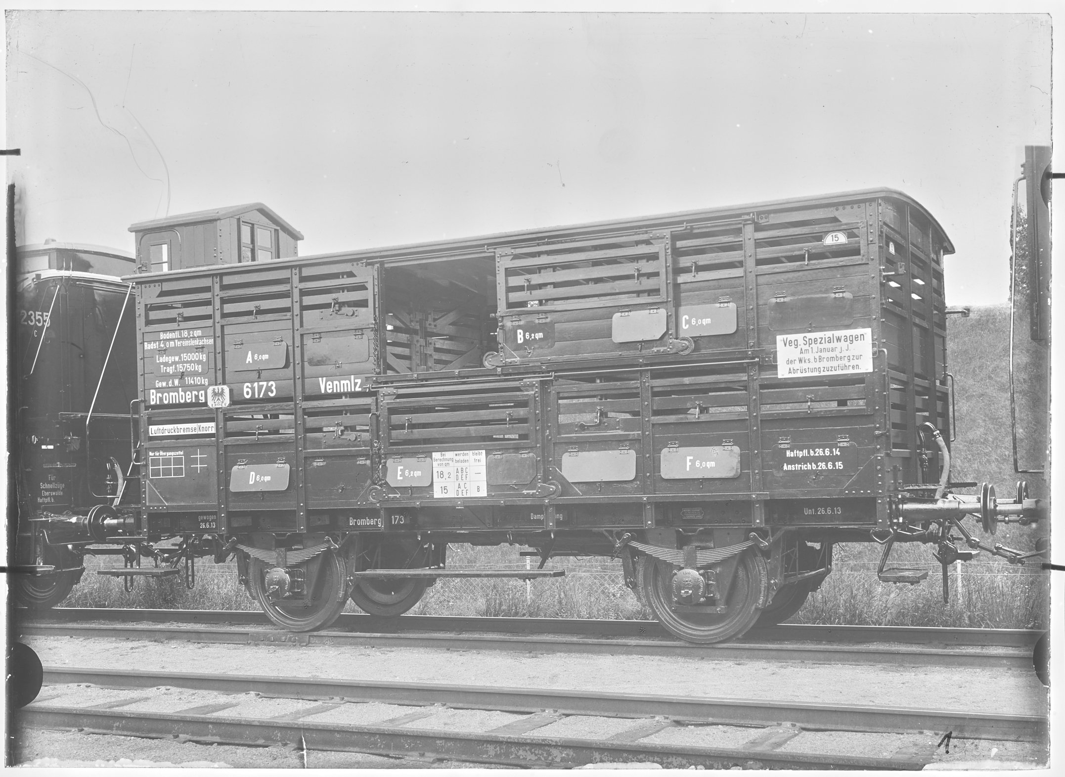 Fotografie: zweiachsiger gedeckter Kleinviehtransportwagen mit Bremserhaus, Verschlagwagen, Gattung Venmlz (Schrägansicht, Spurweite: 1435 mm), 1913.  (Verkehrsmuseum Dresden CC BY-NC-SA)