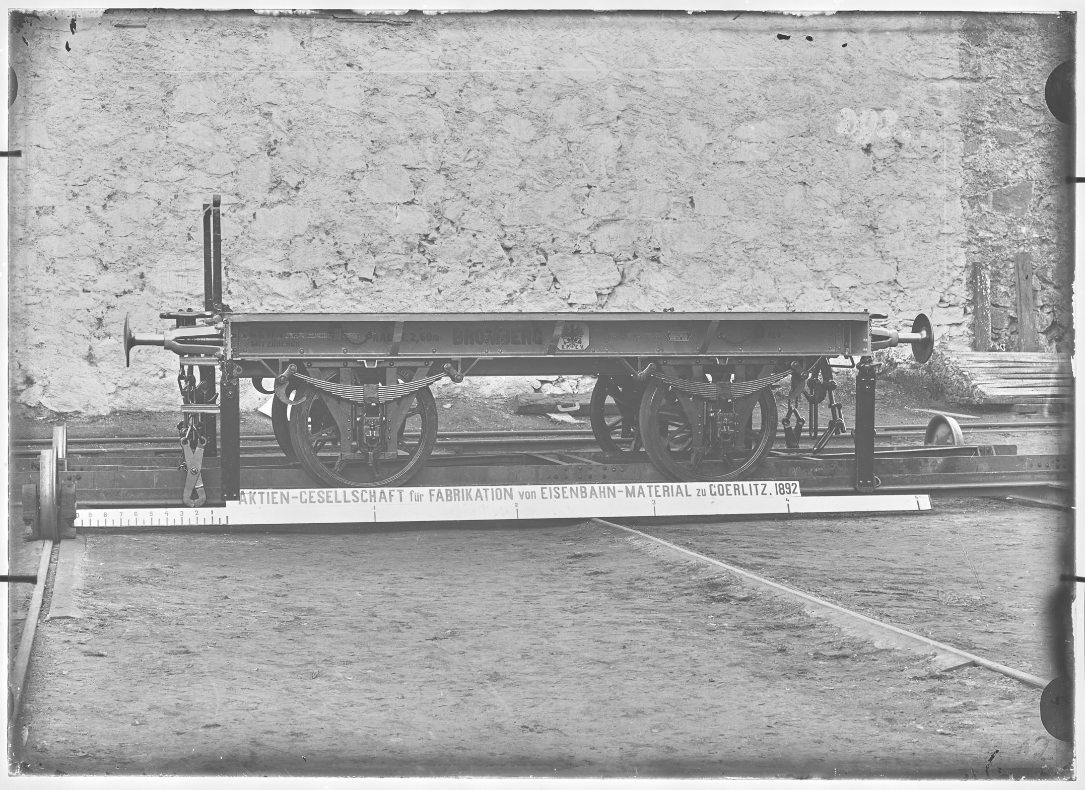 Fotografie: zweiachsiger Plattformwagen (Längsansicht), 1892. Königlich Preußische Eisenbahn-Verwaltung (K.P.E.V.) (Verkehrsmuseum Dresden CC BY-NC-SA)