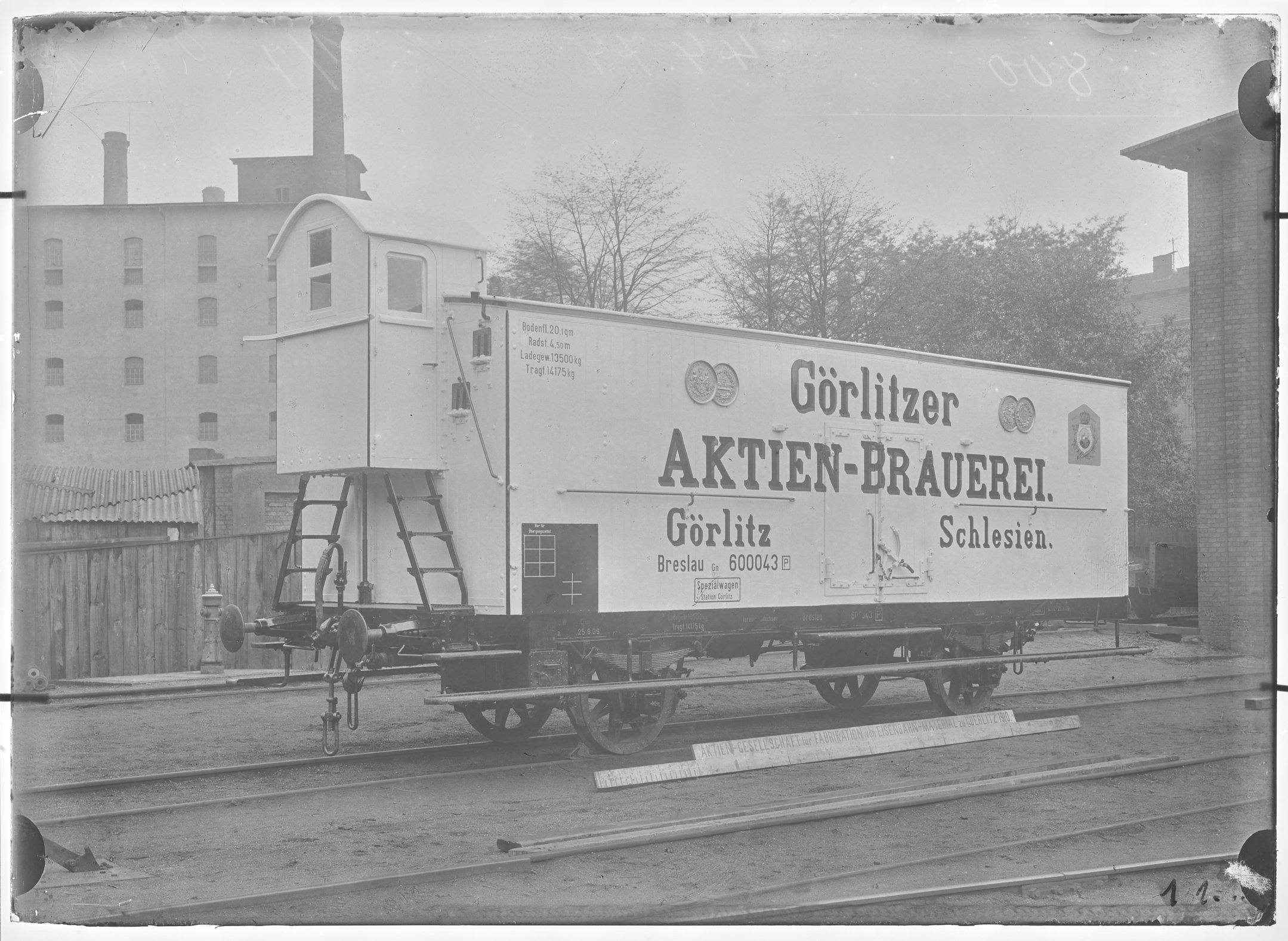 Fotografie: zweiachsiger gedeckter Güterwagen mit Bremserhaus, Gattung GnP (Schrägansicht), Spezialwagen für Biertransport, 1910. Görlitzer Aktien-Bra (Verkehrsmuseum Dresden CC BY-NC-SA)