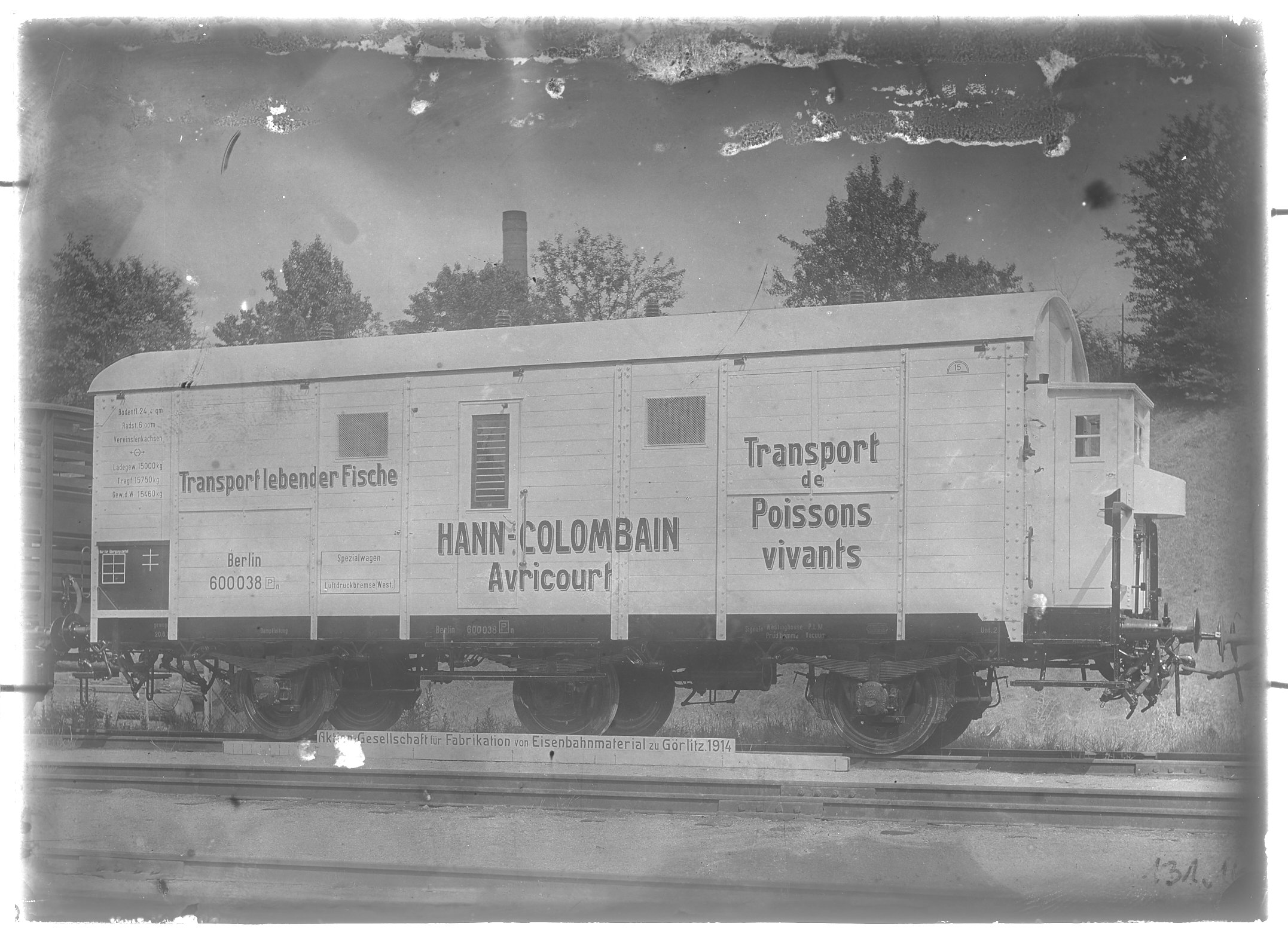 Fotografie: dreiachsiger gedeckter Güterwagen mit Bremserhaus, Gattung GnP (Schrägansicht), Spezialwagen zum Transport lebender Fische, 1914. Hann-Col (Verkehrsmuseum Dresden CC BY-NC-SA)