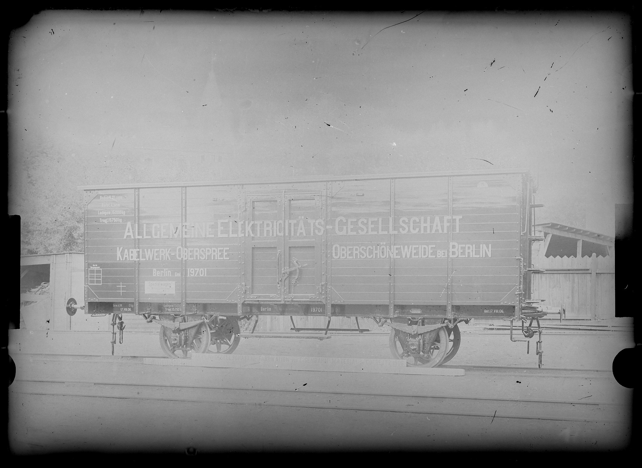 Fotografie: zweiachsiger gedeckter Güterwagen, Gattung Gml für Kabelwerk Oberspree. Oberschöneweide bei Berlin (Schrägansicht), 1906. Allgemeine Elekt (Verkehrsmuseum Dresden CC BY-NC-SA)