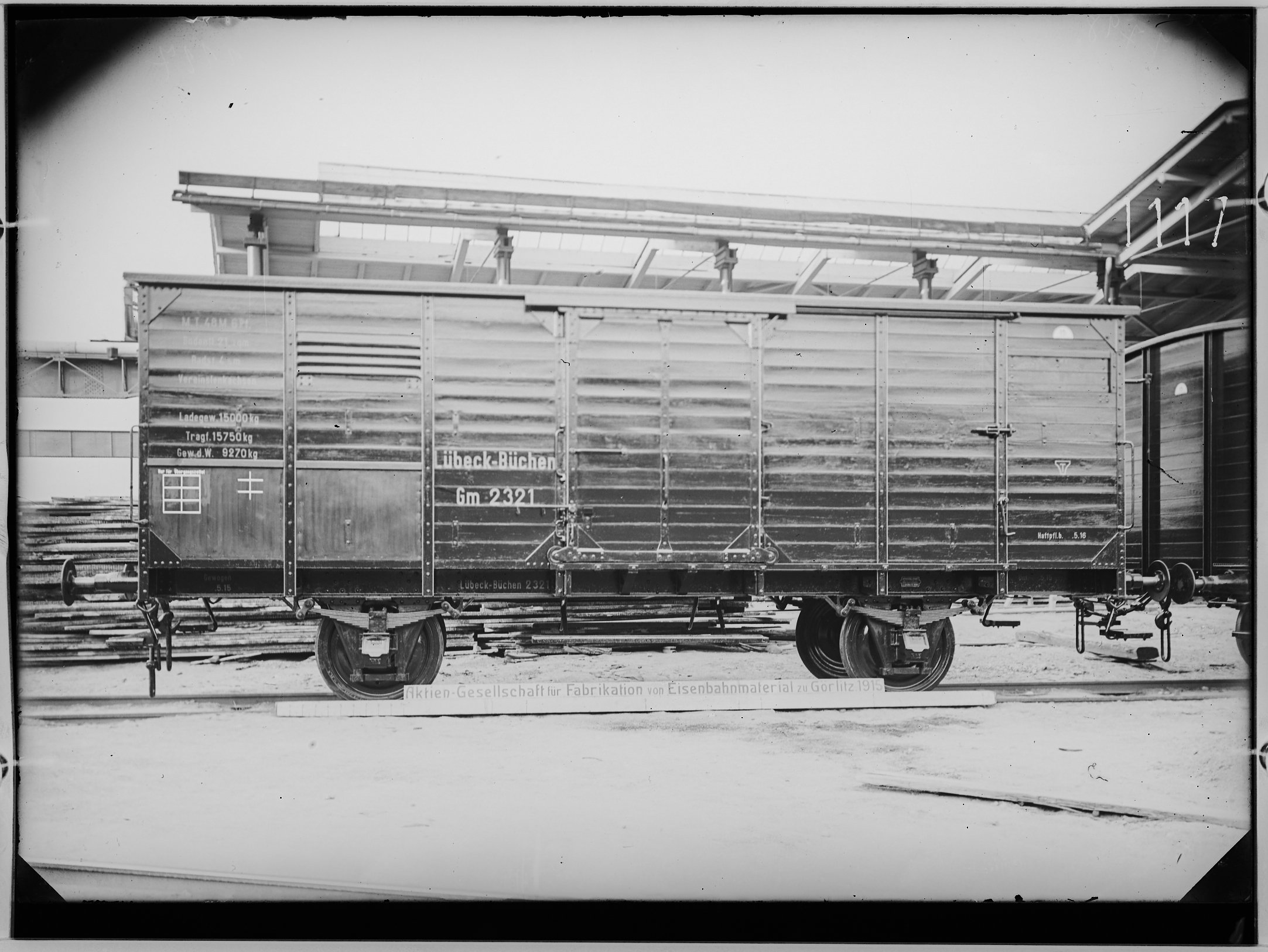 Fotografie: zweiachsiger gedeckter Güterwagen ohne Bremse, Gattung Gm (Längsansicht, Spurweite: 1435 mm), 1915. Direktion der Lübeck-Büchener Eisenbah (Verkehrsmuseum Dresden CC BY-NC-SA)