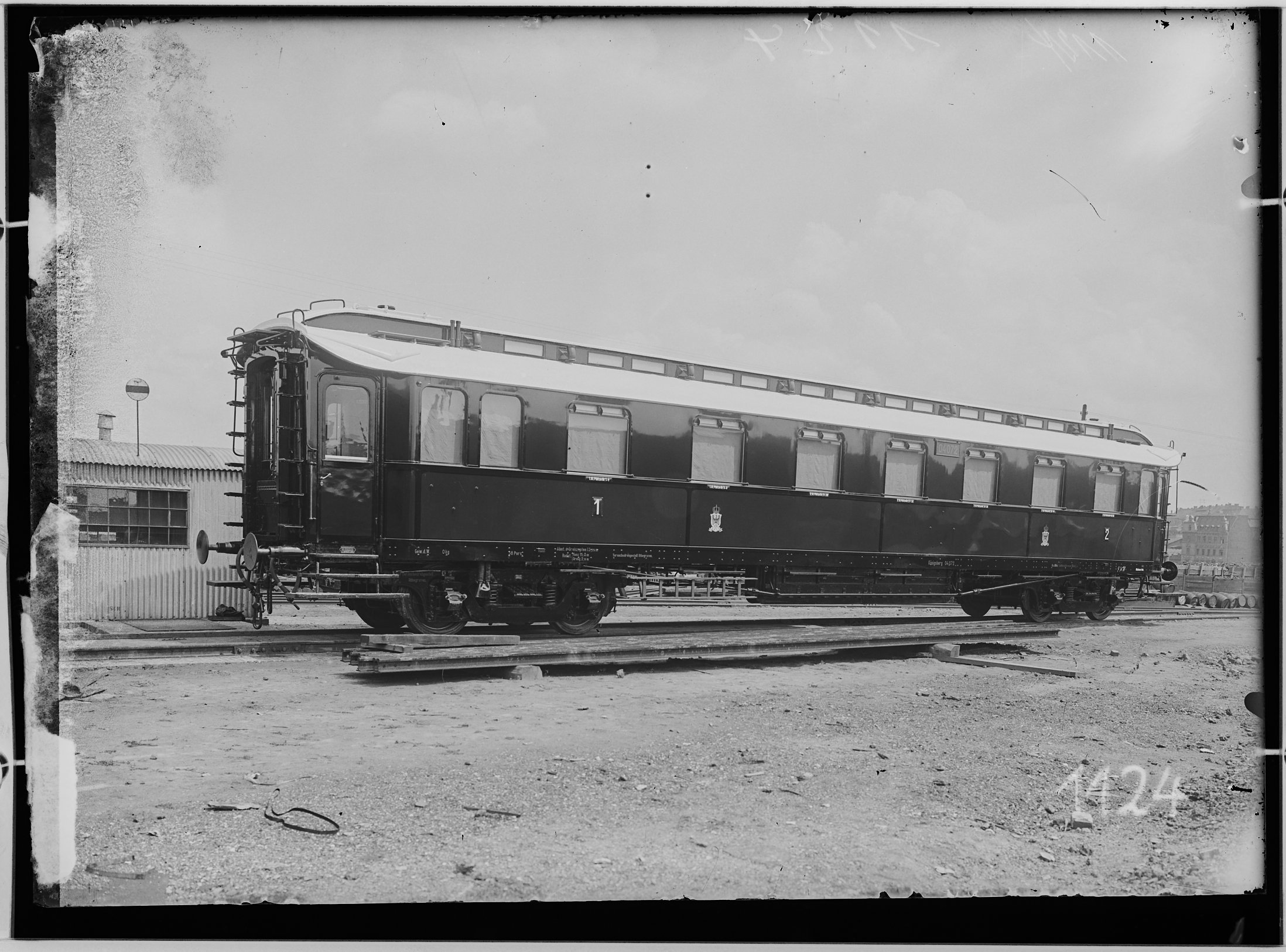 Fotografie: vierachsiger D-Zugwagen erster/zweiter Klasse (Schrägansicht, Spurweite: 1435 mm), 1915. Königlich Preußisches Eisenbahn-Zentralamt (K.E.Z (Verkehrsmuseum Dresden CC BY-NC-SA)