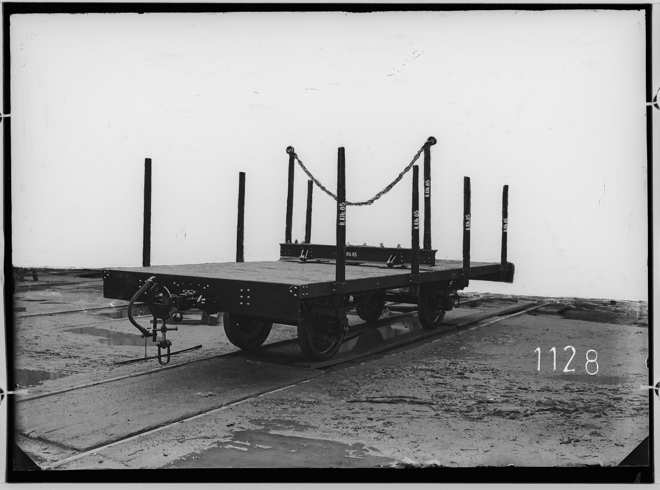 Fotografie: zweiachsiger Langholzwagen für 1000 kg Ladegewicht (Schrägansicht, Spurweite: 1000 mm), retuschierter Hintergrund, 1915. Betriebsleitung d (Verkehrsmuseum Dresden CC BY-NC-SA)