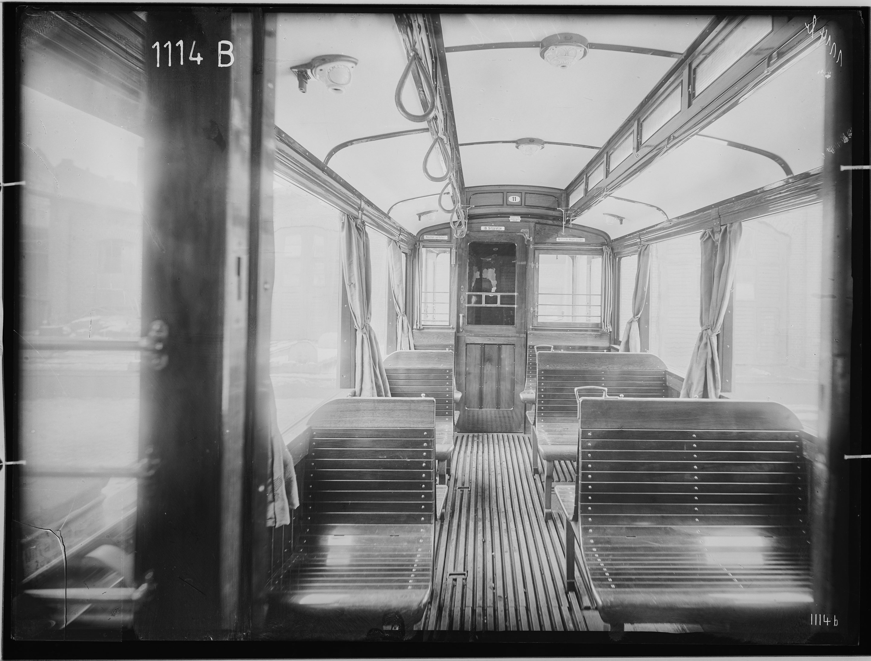 Fotografie: zweiachsiger Motorwagen für Städtische Straßenbahn Beuthen O.S. (Innenansicht, Spurweite: 1435 mm), mit Holzlattensitzen, 1915. Eisenbahnb (Verkehrsmuseum Dresden CC BY-NC-SA)