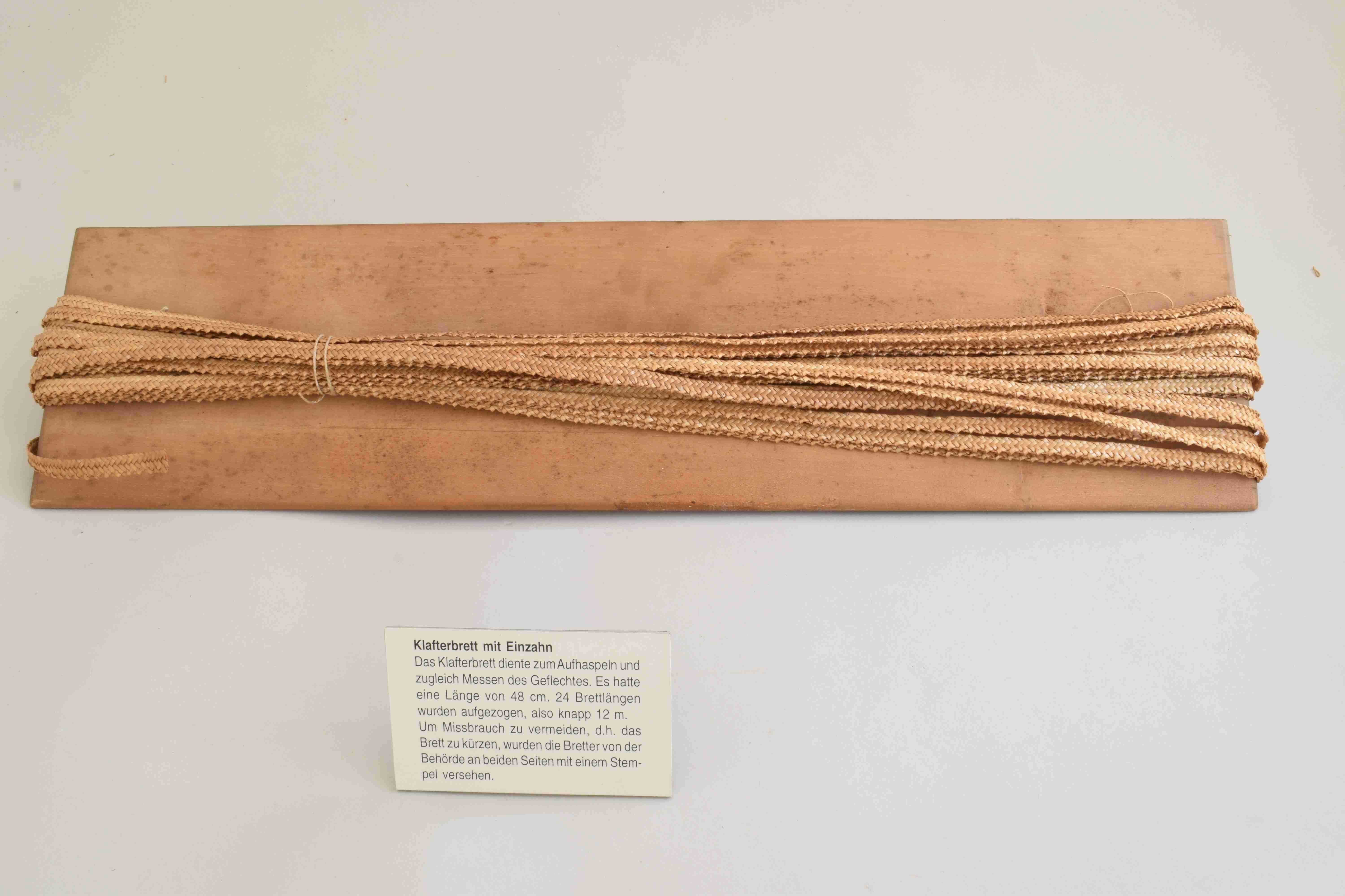 Klaffterbrett mit einem Bund Einzahn (Heimatmuseum Dohna CC BY-NC-SA)
