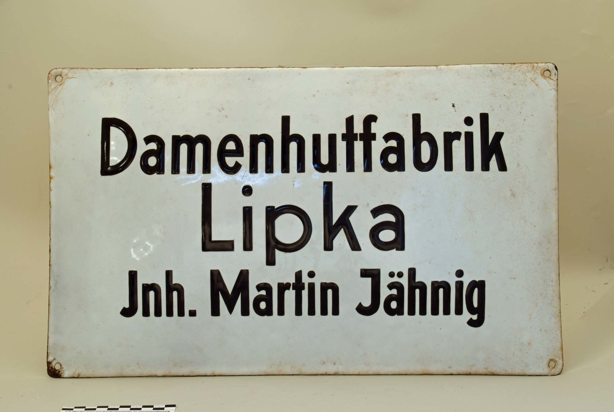 Firmenschild "Damenhutfabrik Lipka" (Heimatmuseum Dohna CC BY-NC-SA)