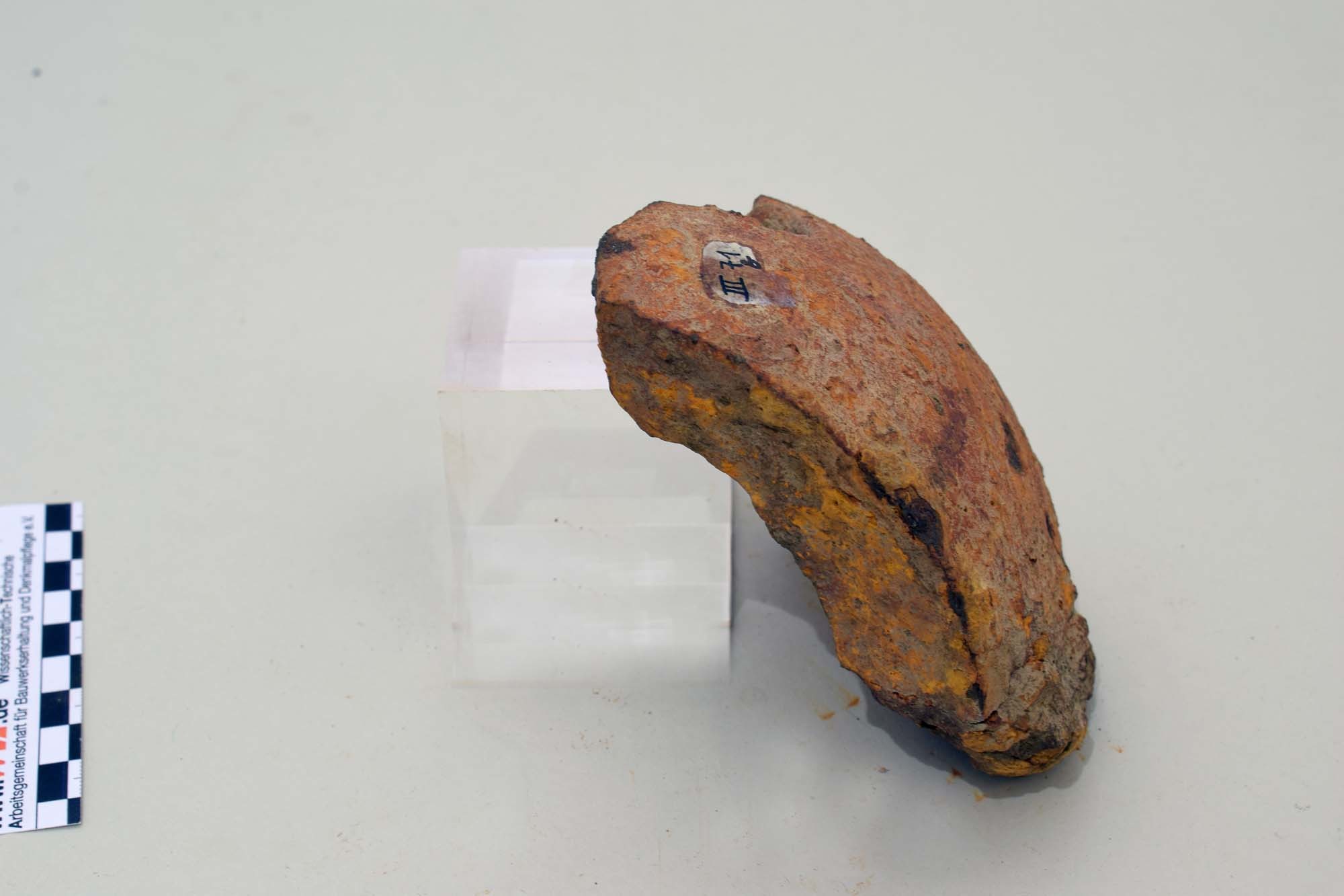 Sprengstück einer Hohlkugel (Heimatmuseum Dohna CC BY-NC-SA)