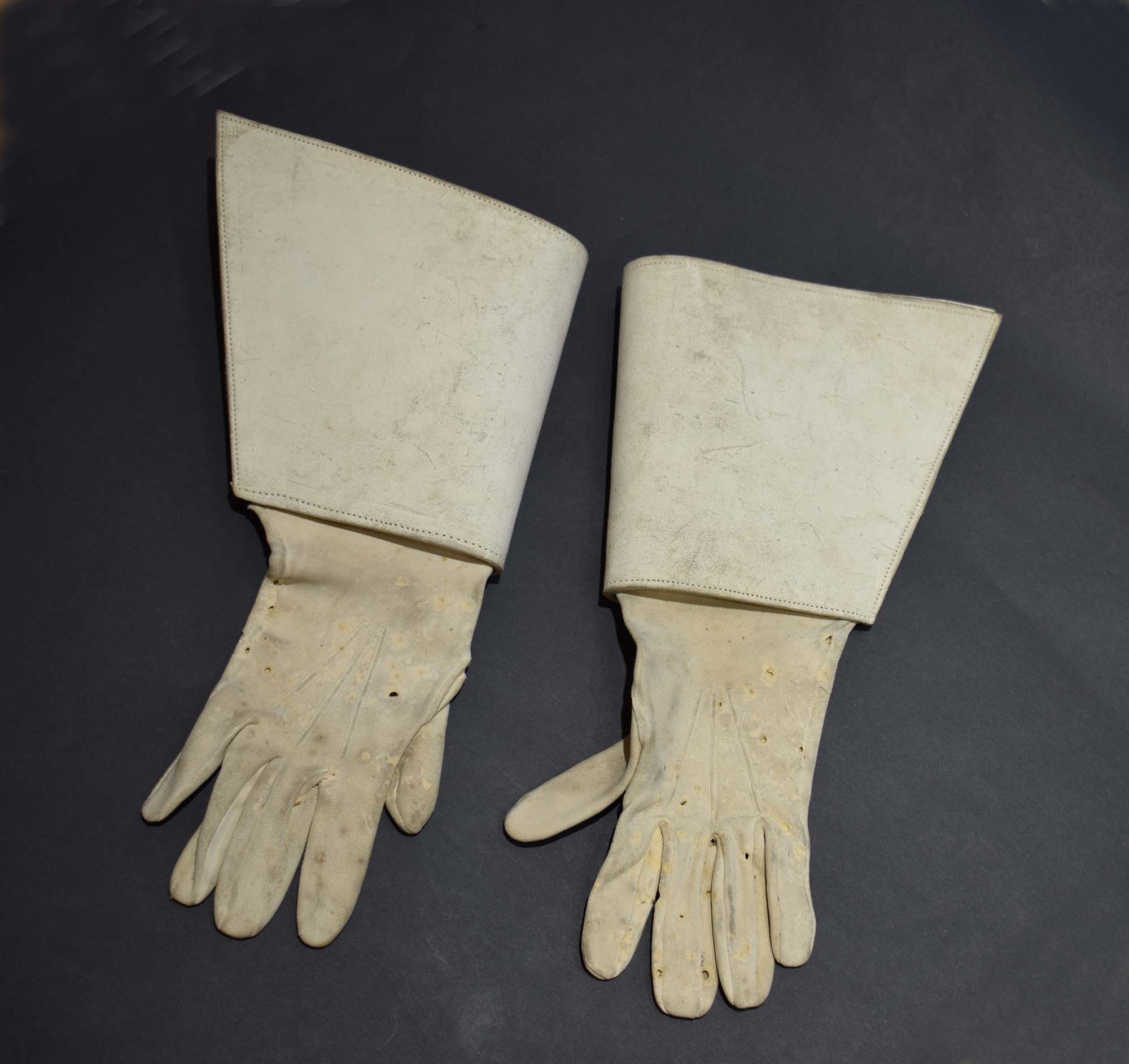 Paar Stulpenhandschuhe für Sappeure (?) (Heimatmuseum Dohna CC BY-NC-SA)