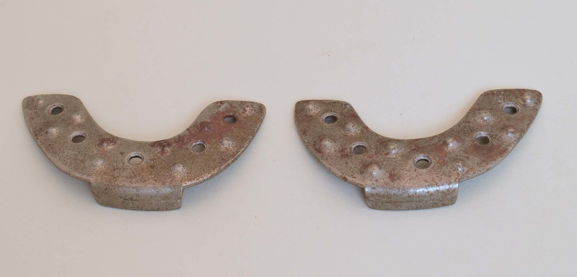 Ein Paar Stoßbleche für Schuhsohlen (Heimatmuseum Dohna CC BY-NC-SA)