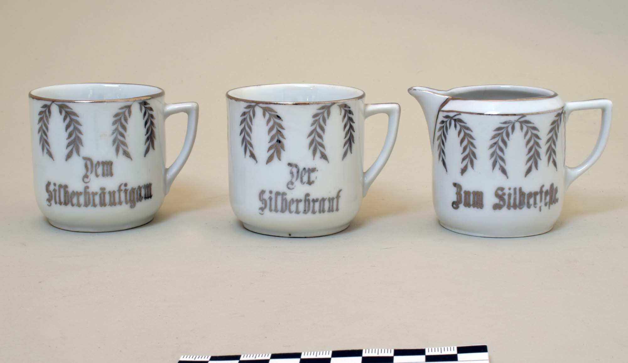 Tassen und Sahnegießer zur Silberhochzeit (Heimatmuseum DOhna CC BY-NC-SA)
