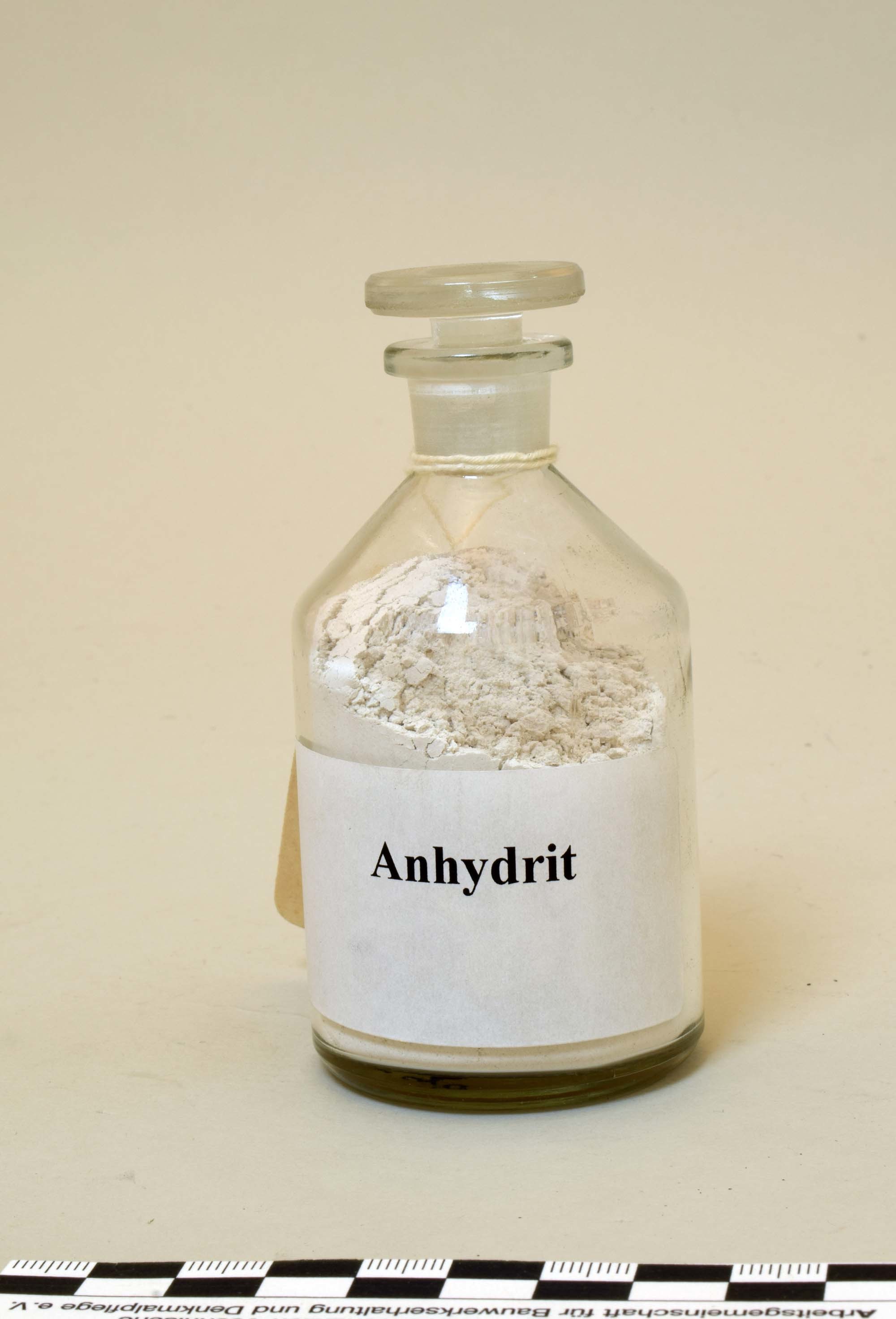Laborflasche "Anhydrit" (Heimatmuseum Dohna CC BY-NC-SA)