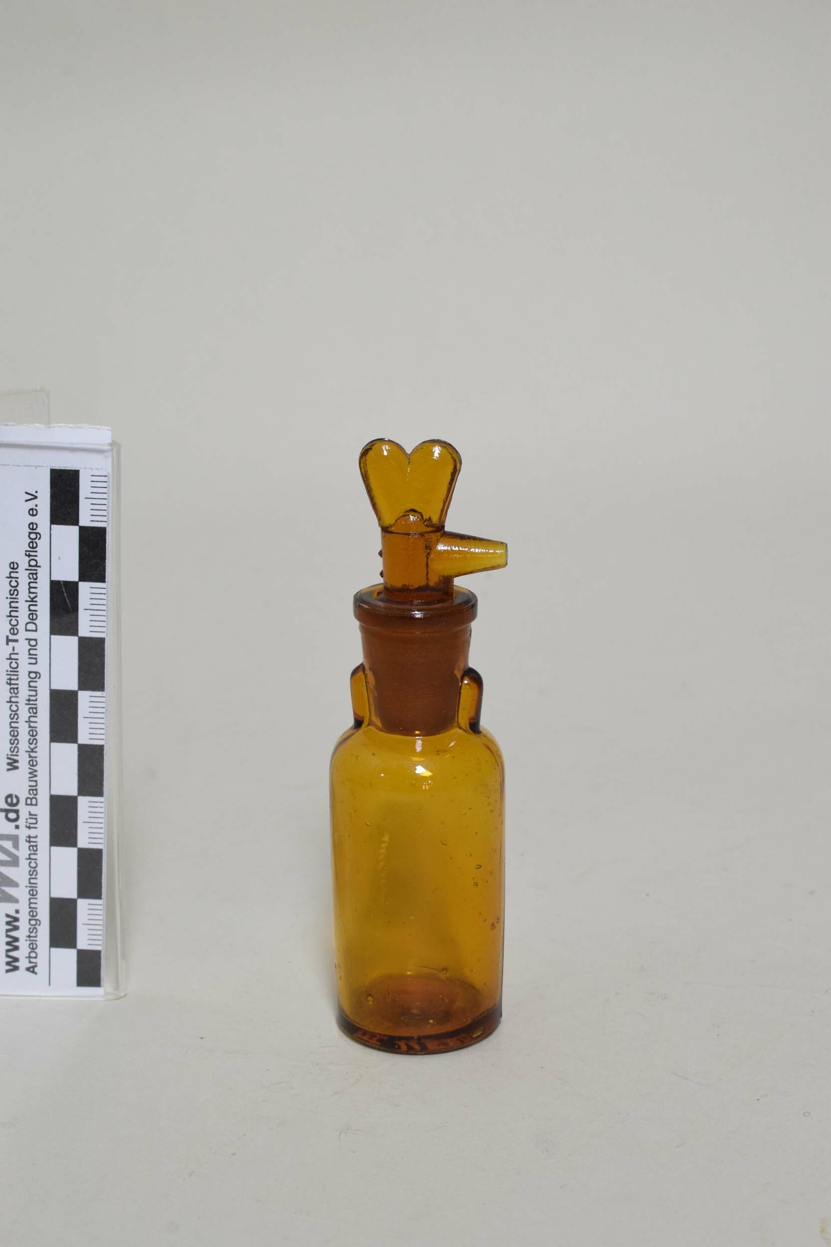 Tropfenfläschchen mit Drehstopfen, 20 ml (Heimatmuseum Dohna CC BY-NC-SA)