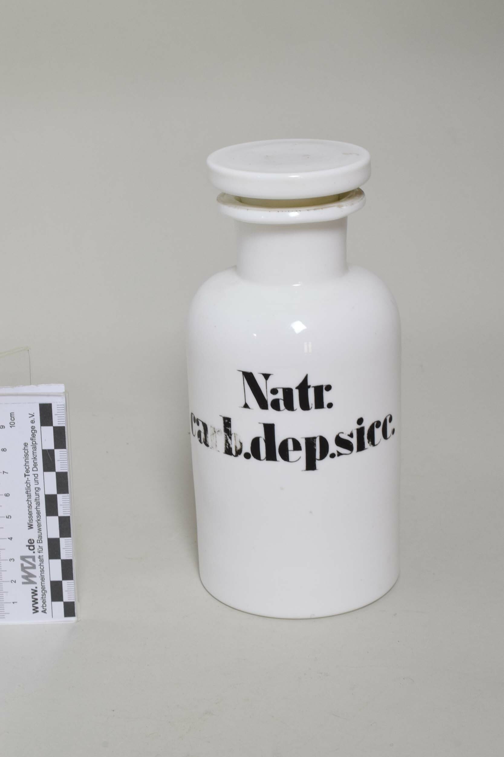 Apothekenflasche "Natr. carb. dep. sicc." (Heimatmuseum Dohna CC BY-NC-SA)