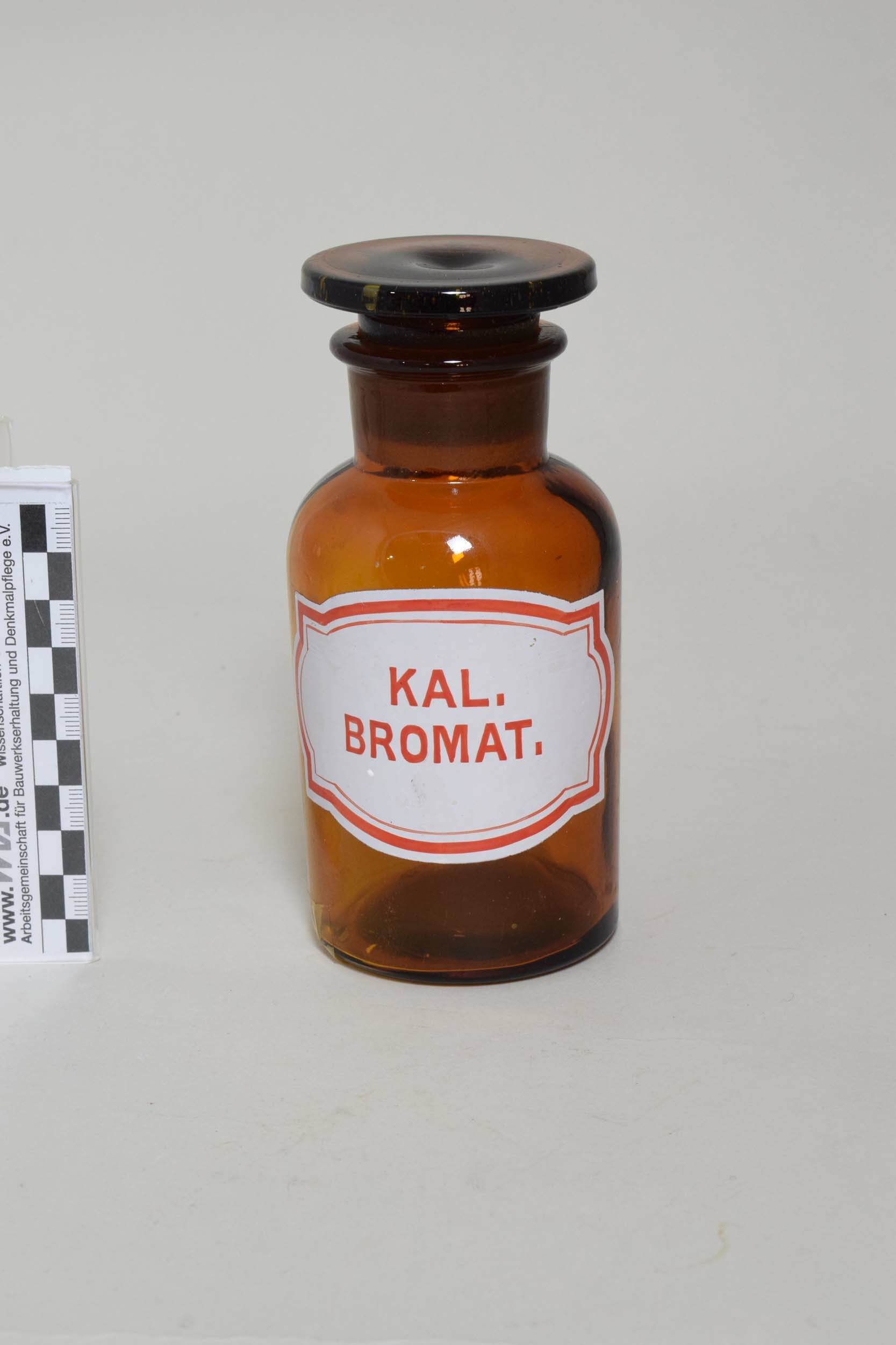 Apothekenflasche "KAL. BROMAT." (Kaliumbromat) (Heimatmuseum Dohna CC BY-NC-SA)