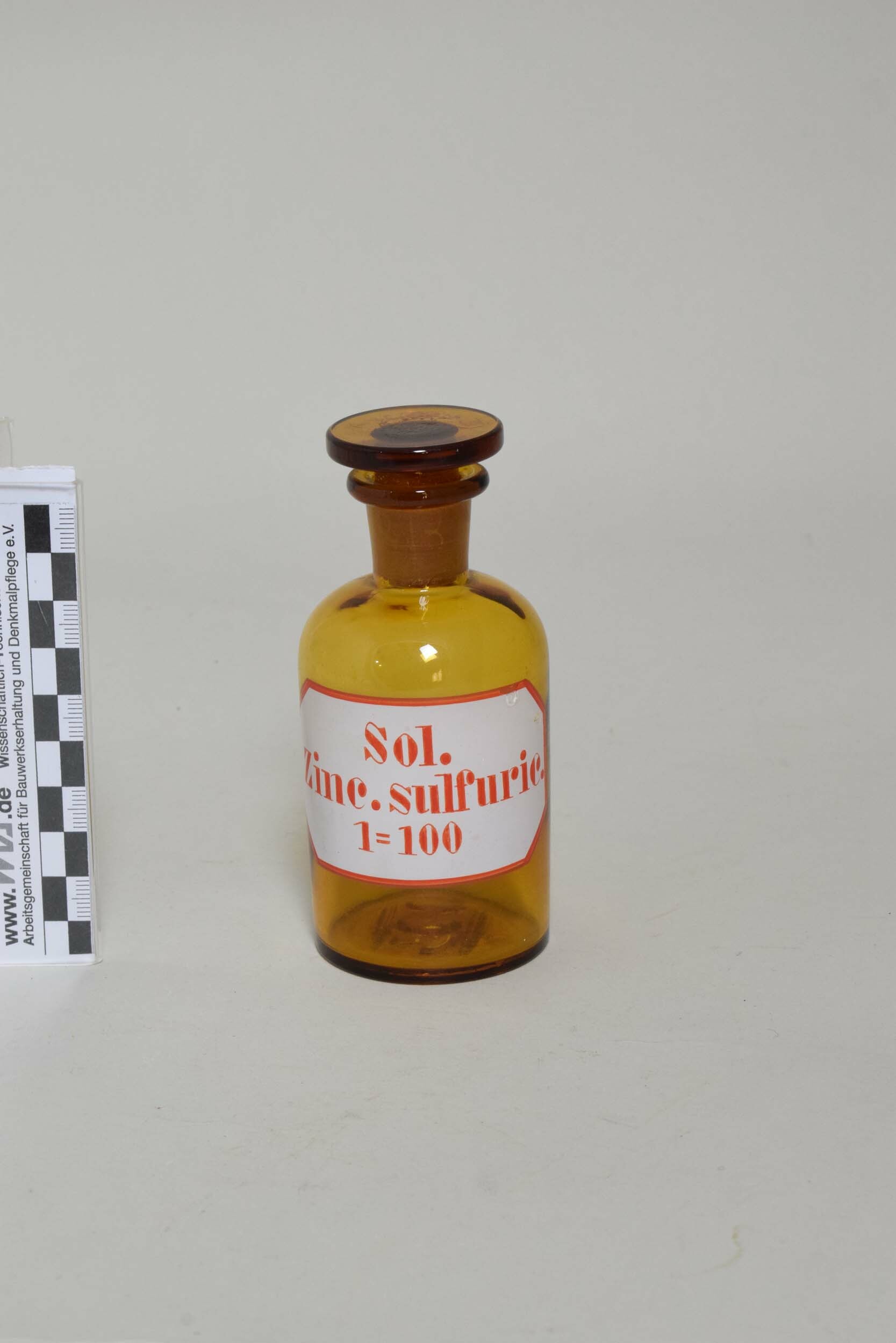 Apothekenflasche "Sol. Zinc. Sulfuric. / 1=100" (Zincum Suluricum 1:100, Zinkvitriol) (Heimatmuseum Dohna CC BY-NC-SA)