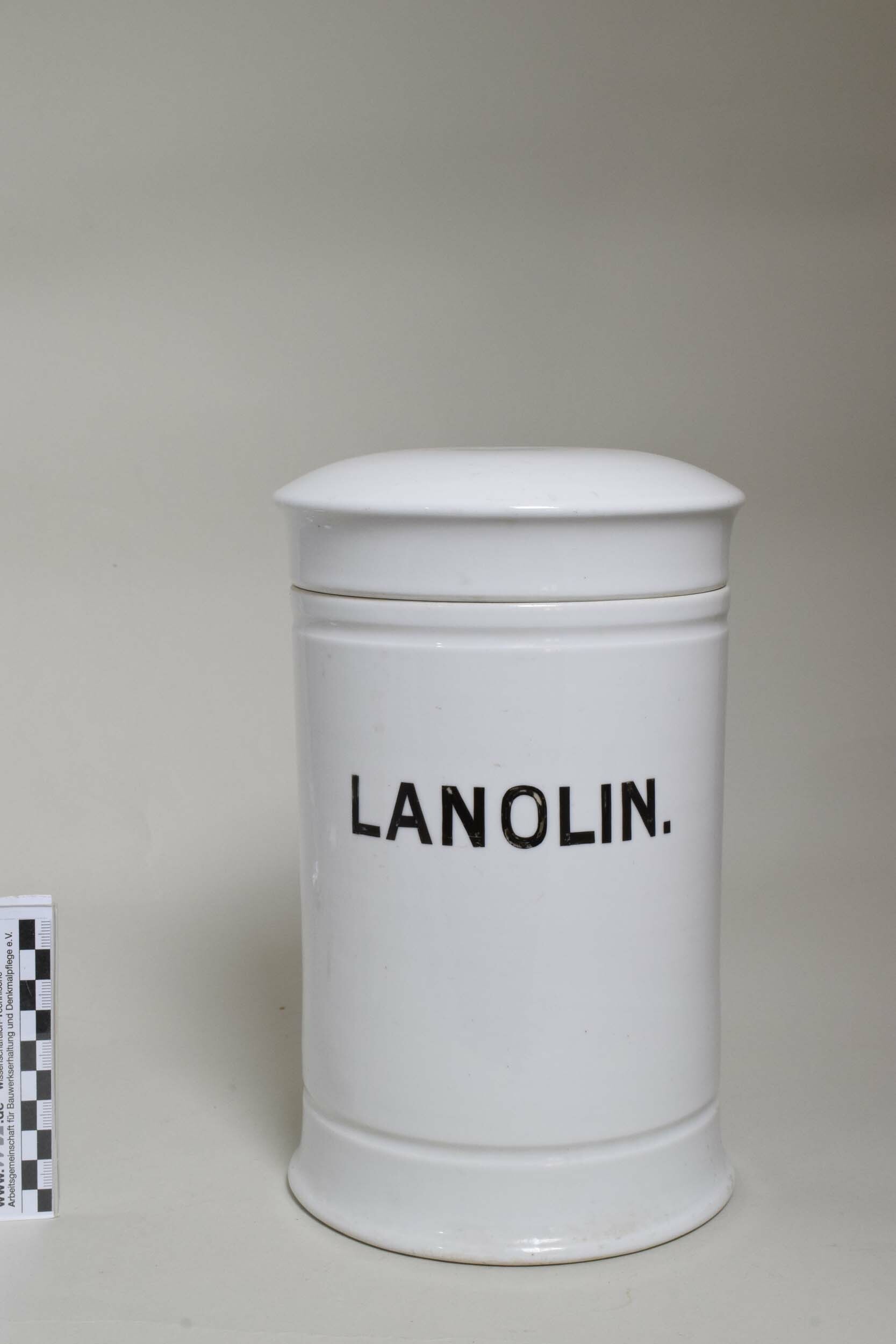 Arzneimitteldose "Lanolin" (Heimatmuseum Dohna CC BY-NC-SA)