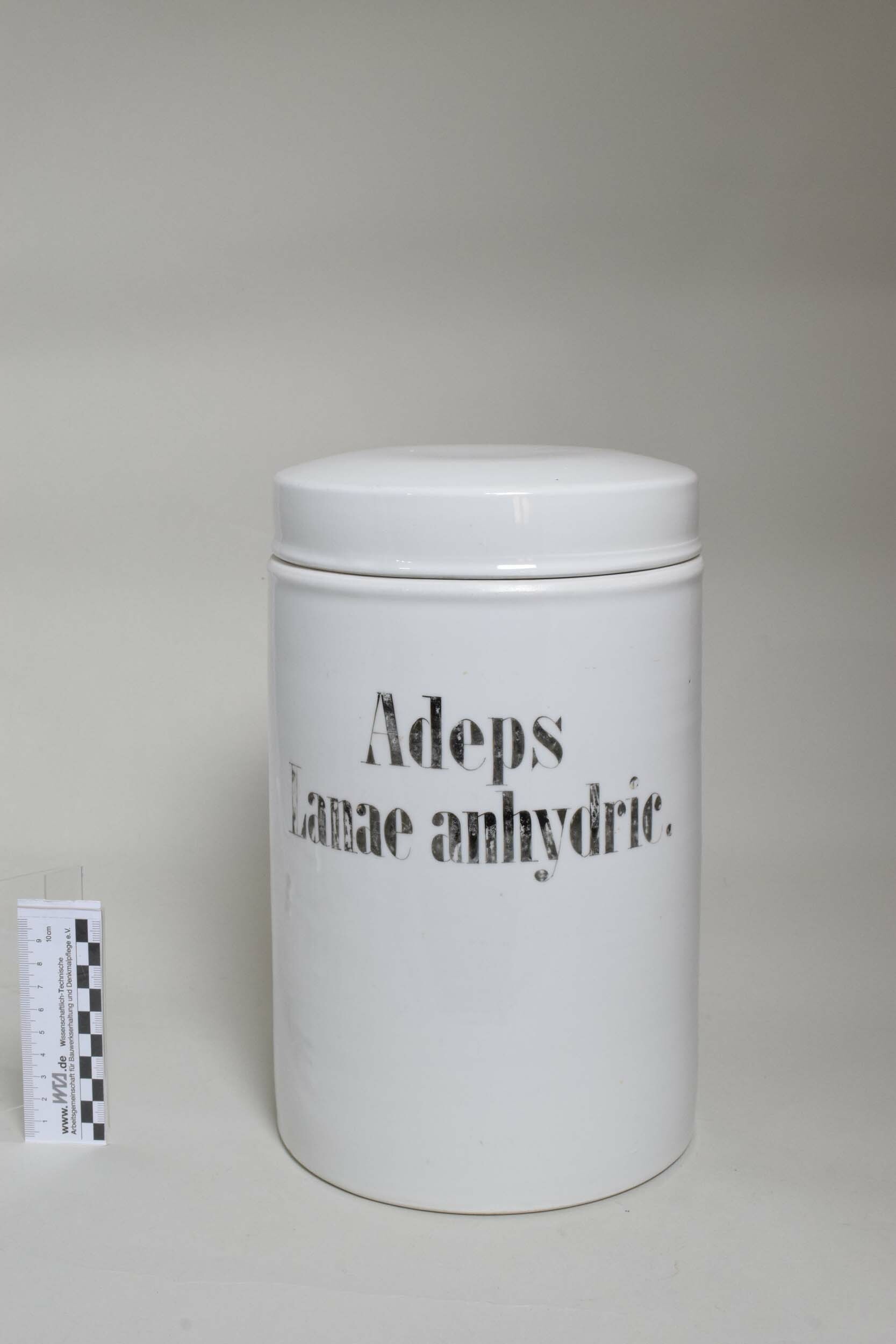 Arzneimitteldose "Adeps Lanae anhydric." (Heimatmuseum Dohna CC BY-NC-SA)
