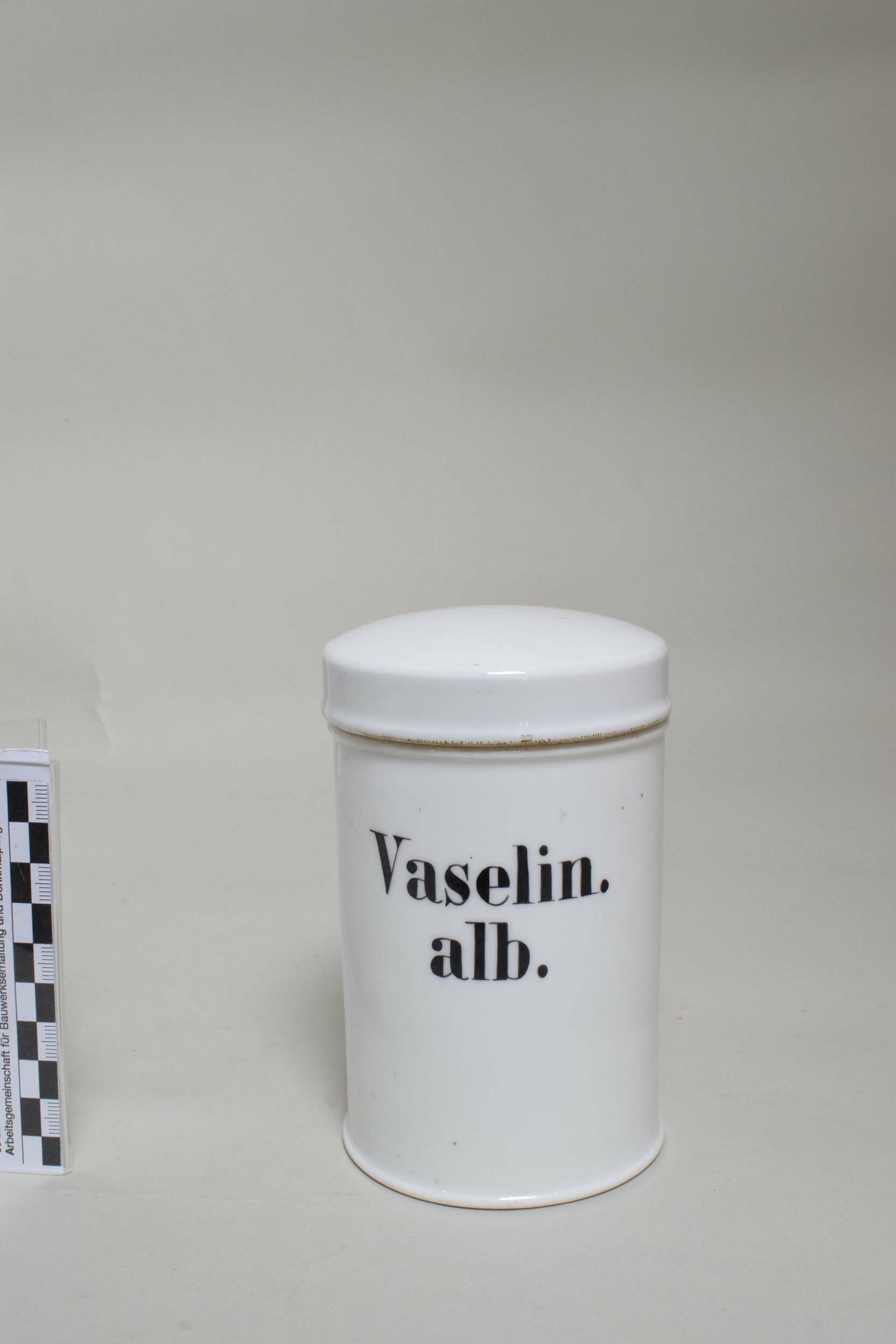 Arzneimitteldose "Vaselin.alb." (Heimatmuseum Dohna CC BY-NC-SA)