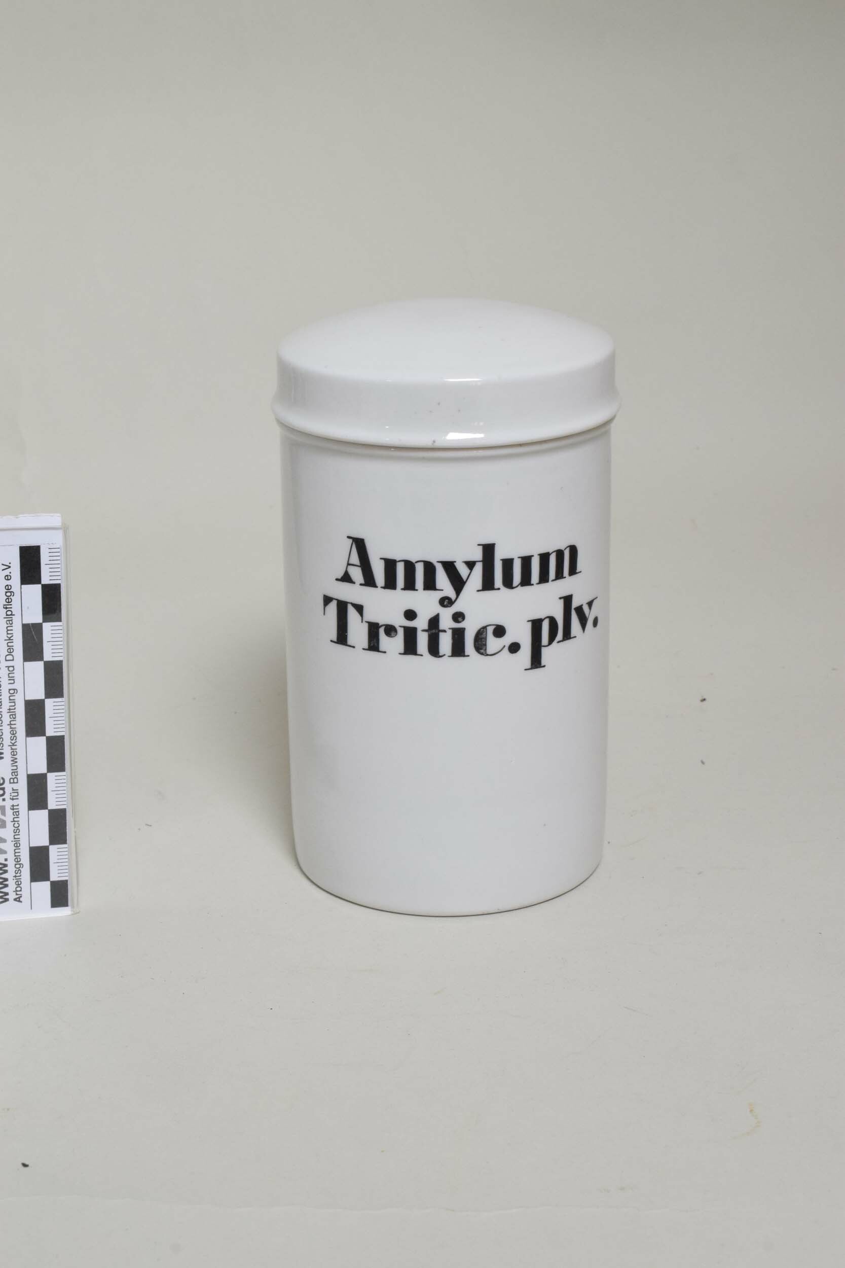 Arzneimitteldose "Amylum Tritic.plv." (Heimatmuseum Dohna CC BY-NC-SA)