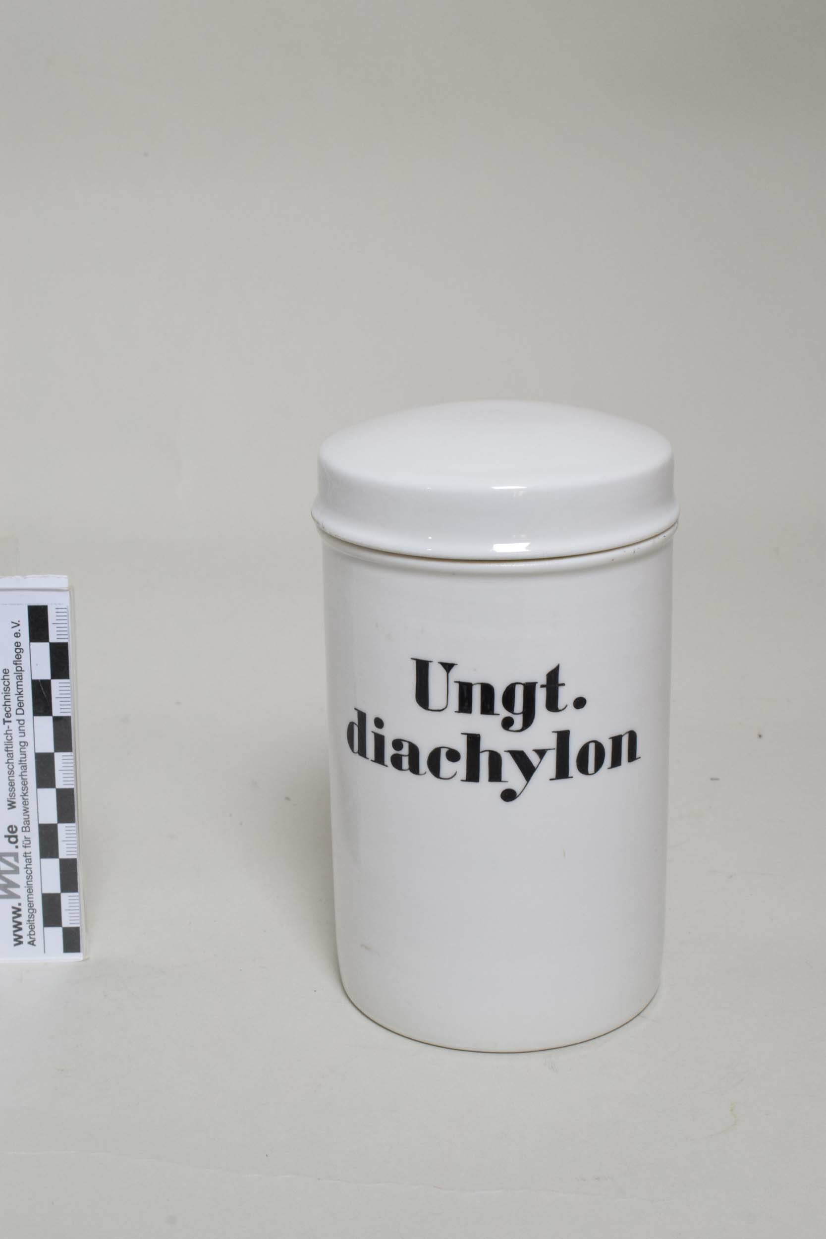 Arzneimitteldose "Ungt. diachylon" (Heimatmuseum Dohna CC BY-NC-SA)