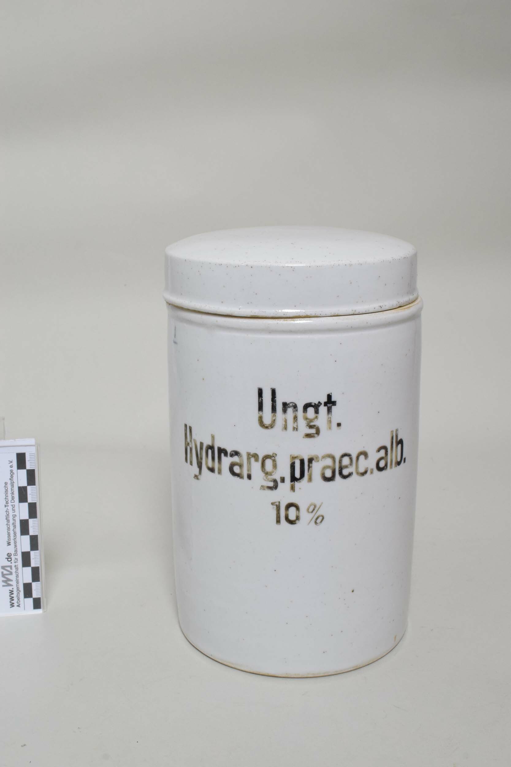 Arzneimitteldose "Ungt. Hydrarg. praec. alb. 10%" (Heimatmuseum Dohna CC BY-NC-SA)