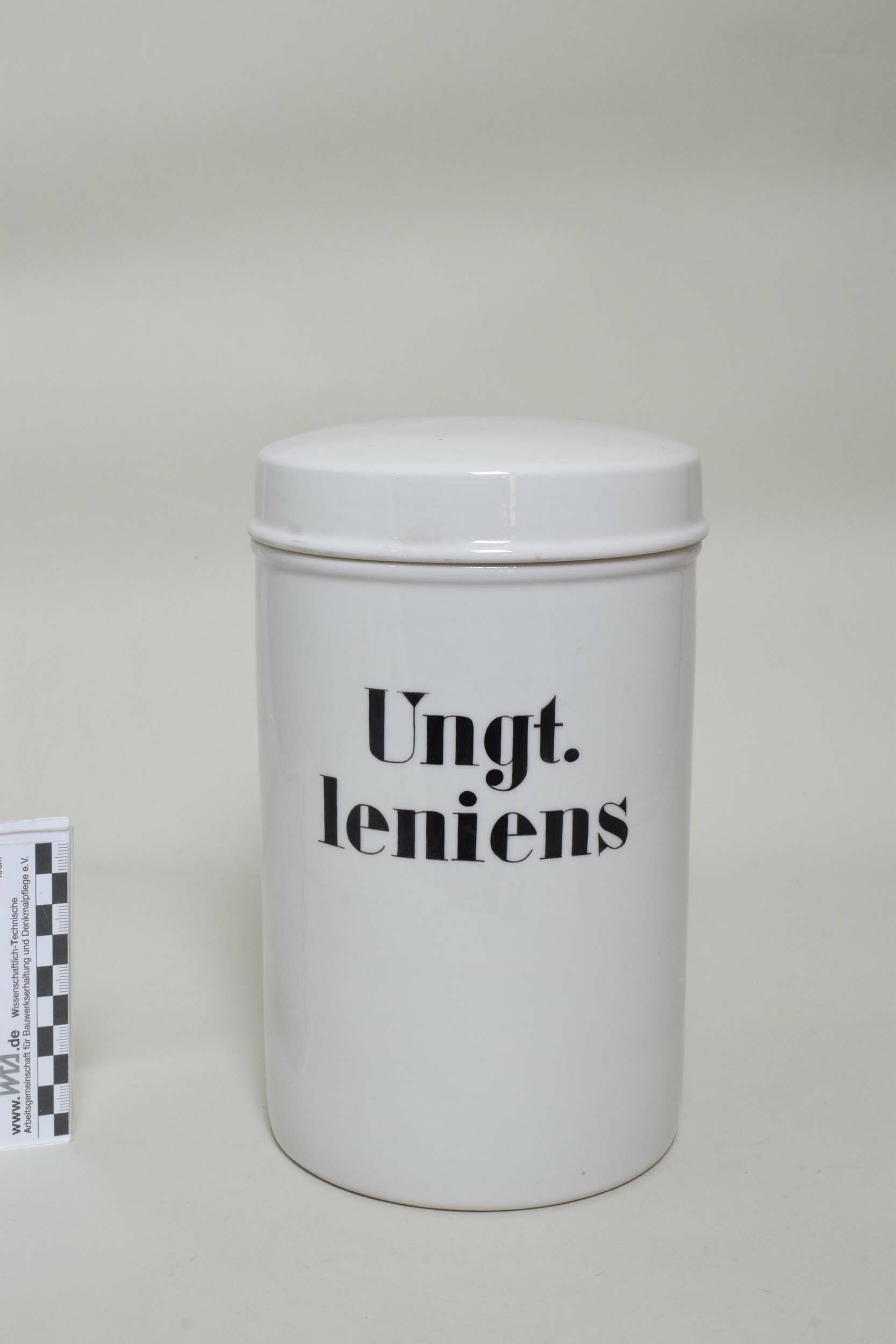 Arzneimitteldose "Ungt. leniens" (Heimatmuseum Dohna CC BY-NC-SA)