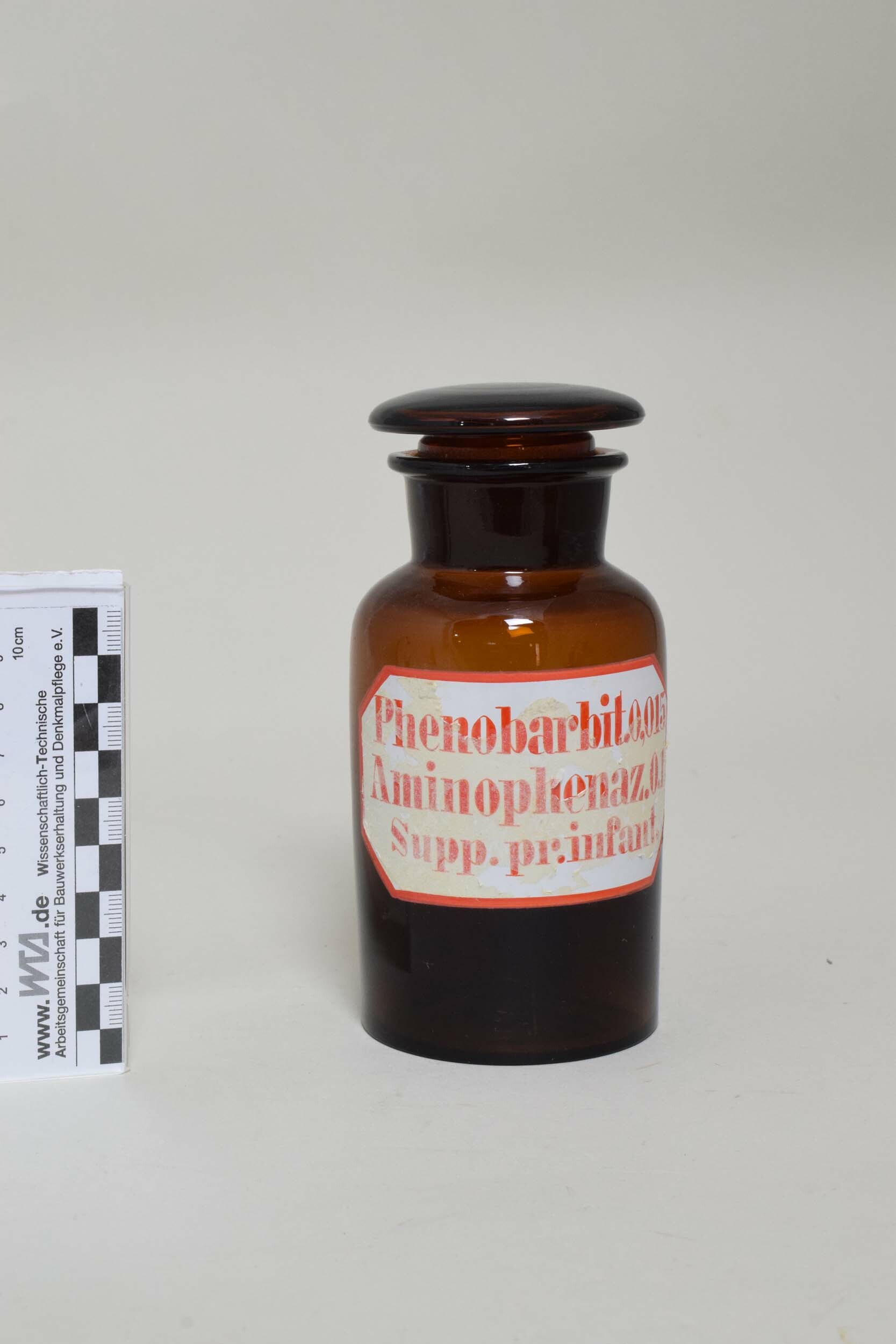 Apothekenflasche "Phenobarbit. 0.015 / Aminophenaz. 0.1 / Supp. pr. infant." (Heimatmuseum Dohna CC BY-NC-SA)