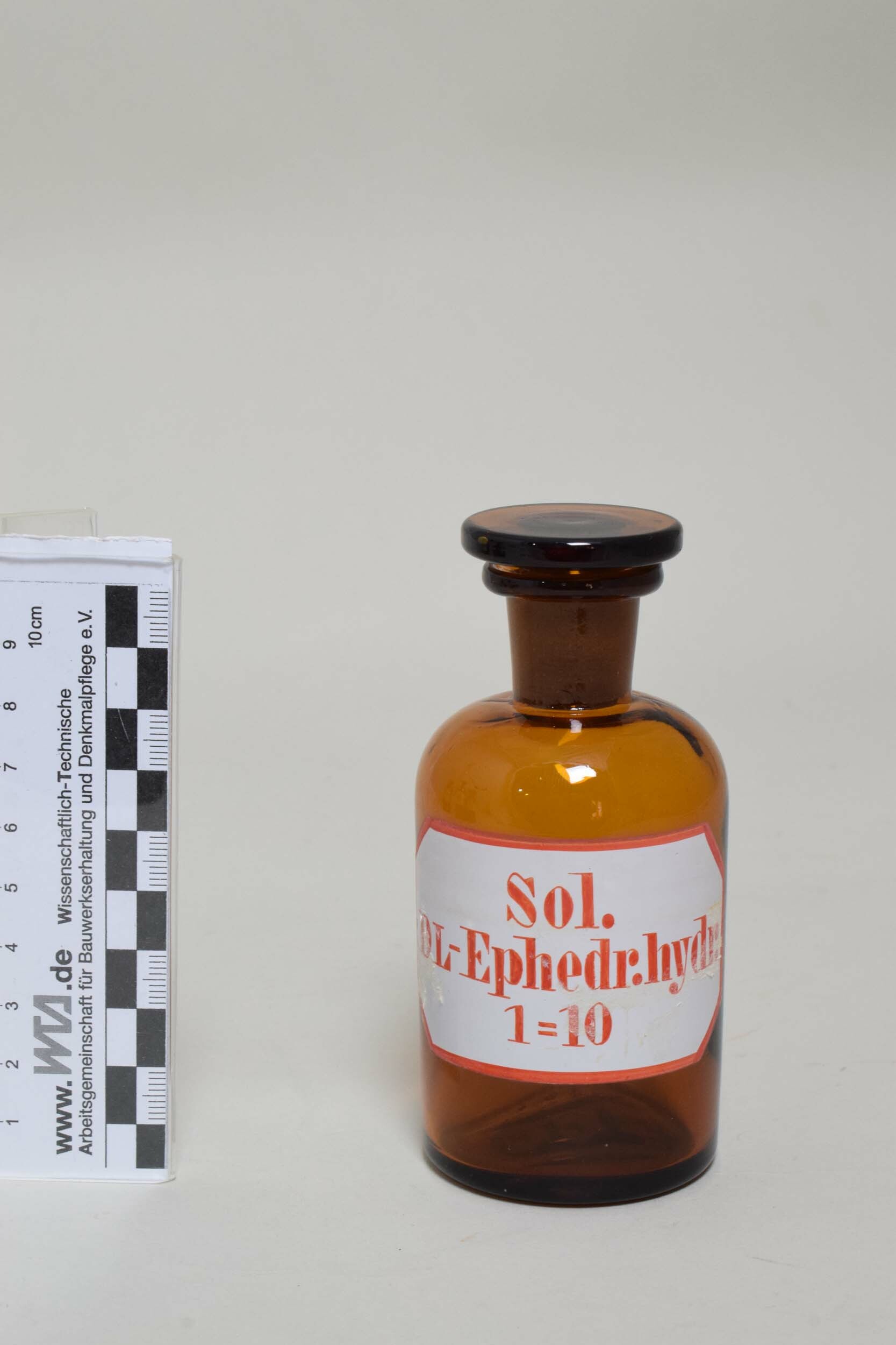 Apothekenflasche "Sol. DL-Ephedr. hydr. / 1=10" (Heimatmuseum Dohna CC BY-NC-SA)
