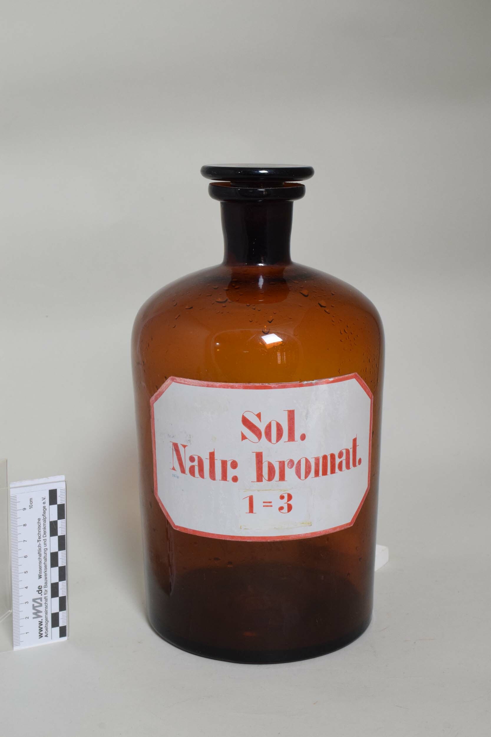 Apothekenflasche "Sol.Natr.bromat. / 1=3" (Heimatmuseum Dohna CC BY-NC-SA)