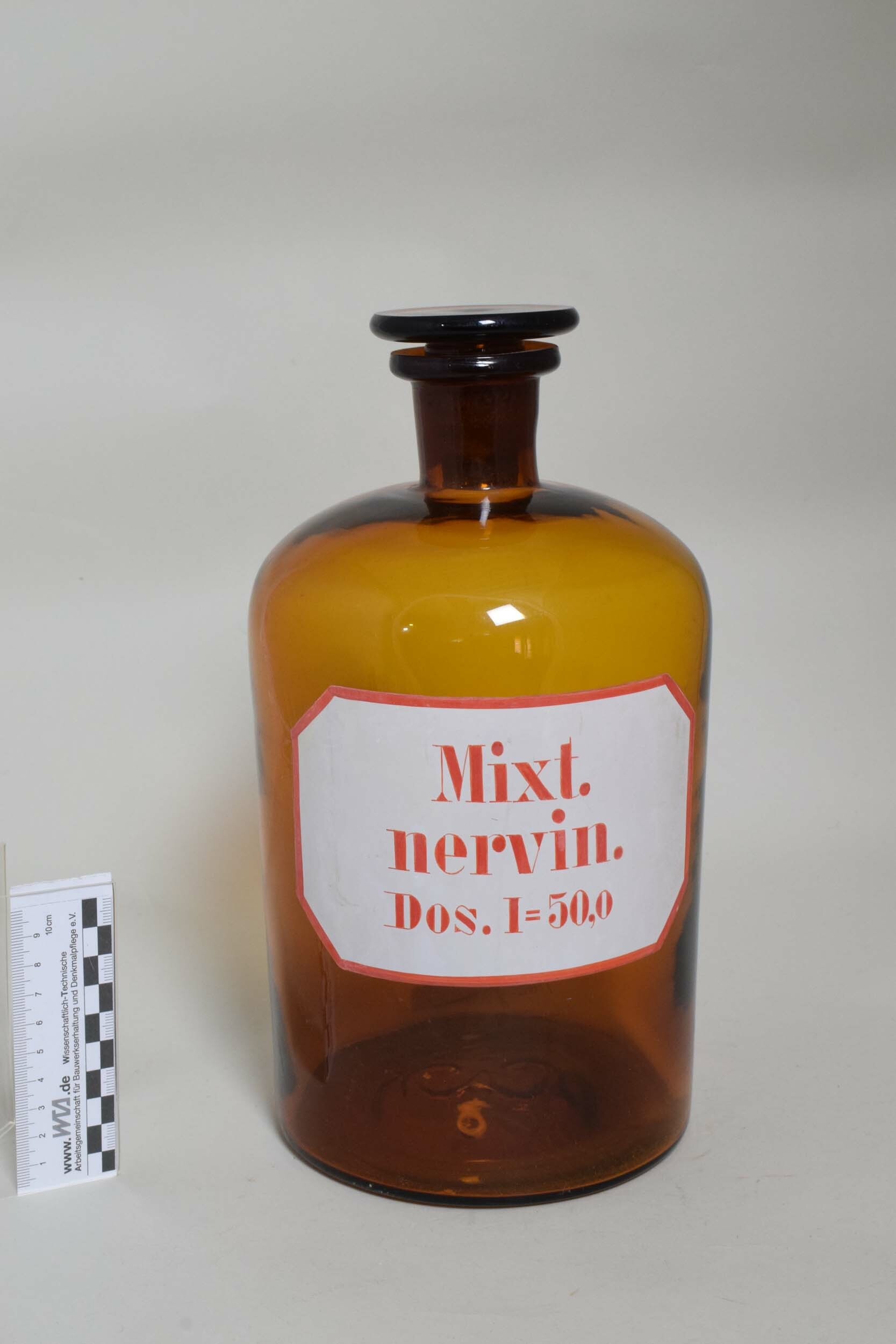 Apothekenflasche "Mixt. nervin. / Dos. 1=50,0" (Heimatmuseum Dohna CC BY-NC-SA)