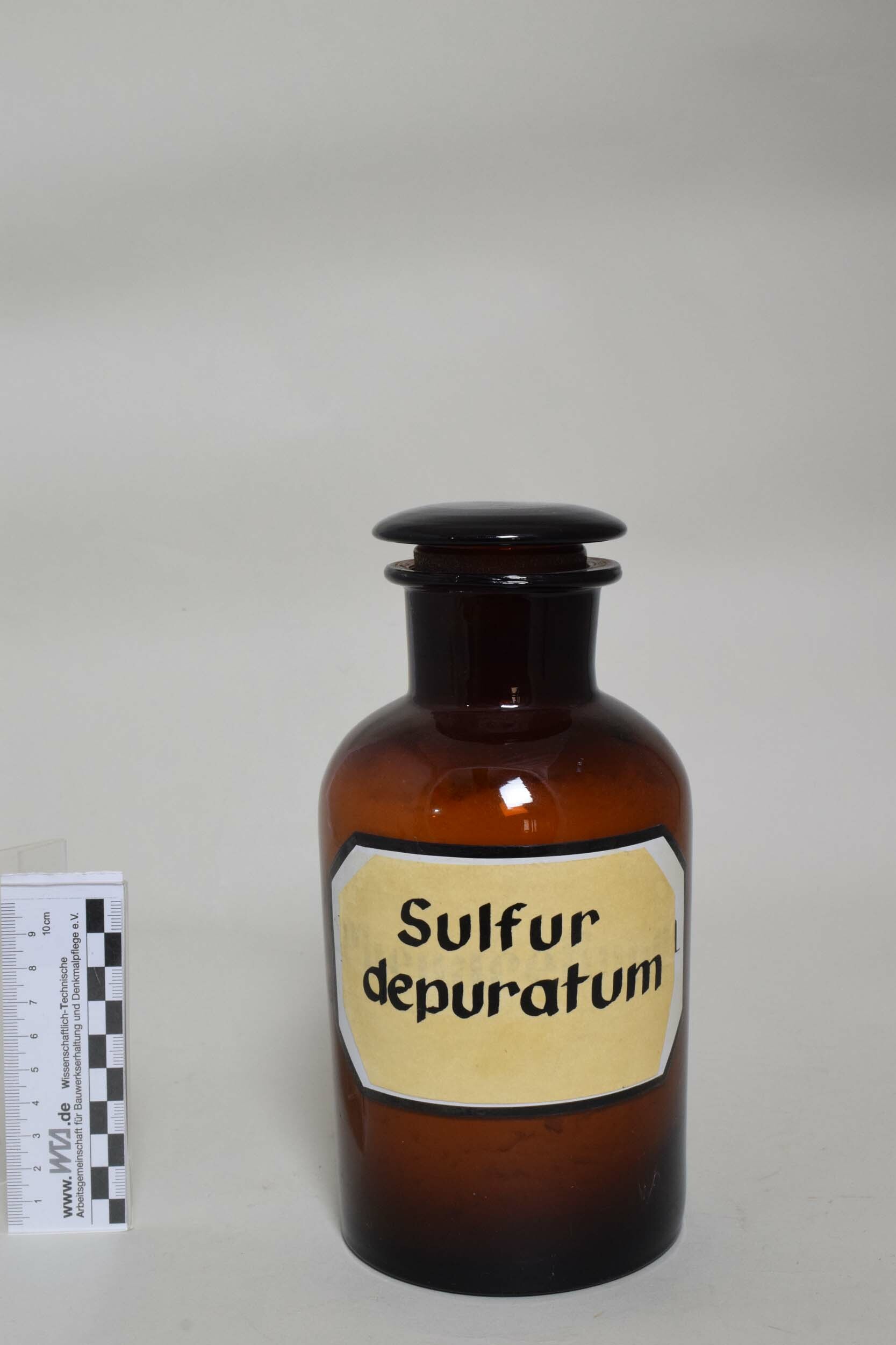 Apothekenflasche "Sulfur depuratum" (Schwefel) (Heimatmuseum Dohna CC BY-NC-SA)