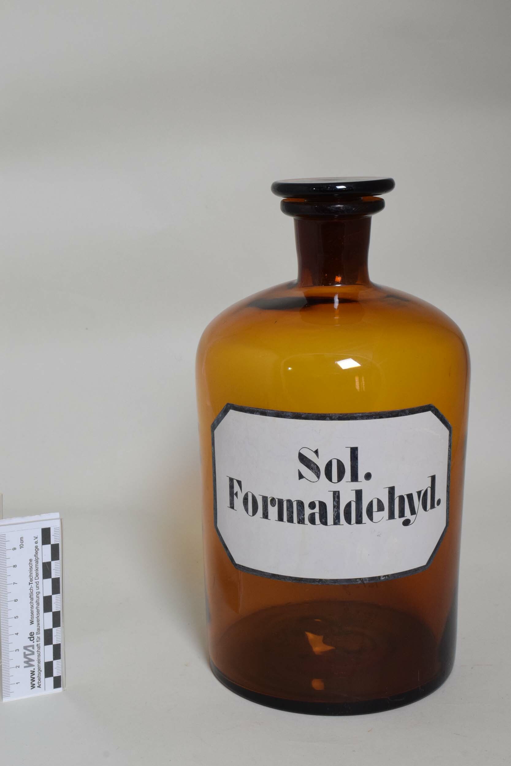 Apothekenflasche "Sol. Formaldehyd." (Heimatmuseum Dohna CC BY-NC-SA)