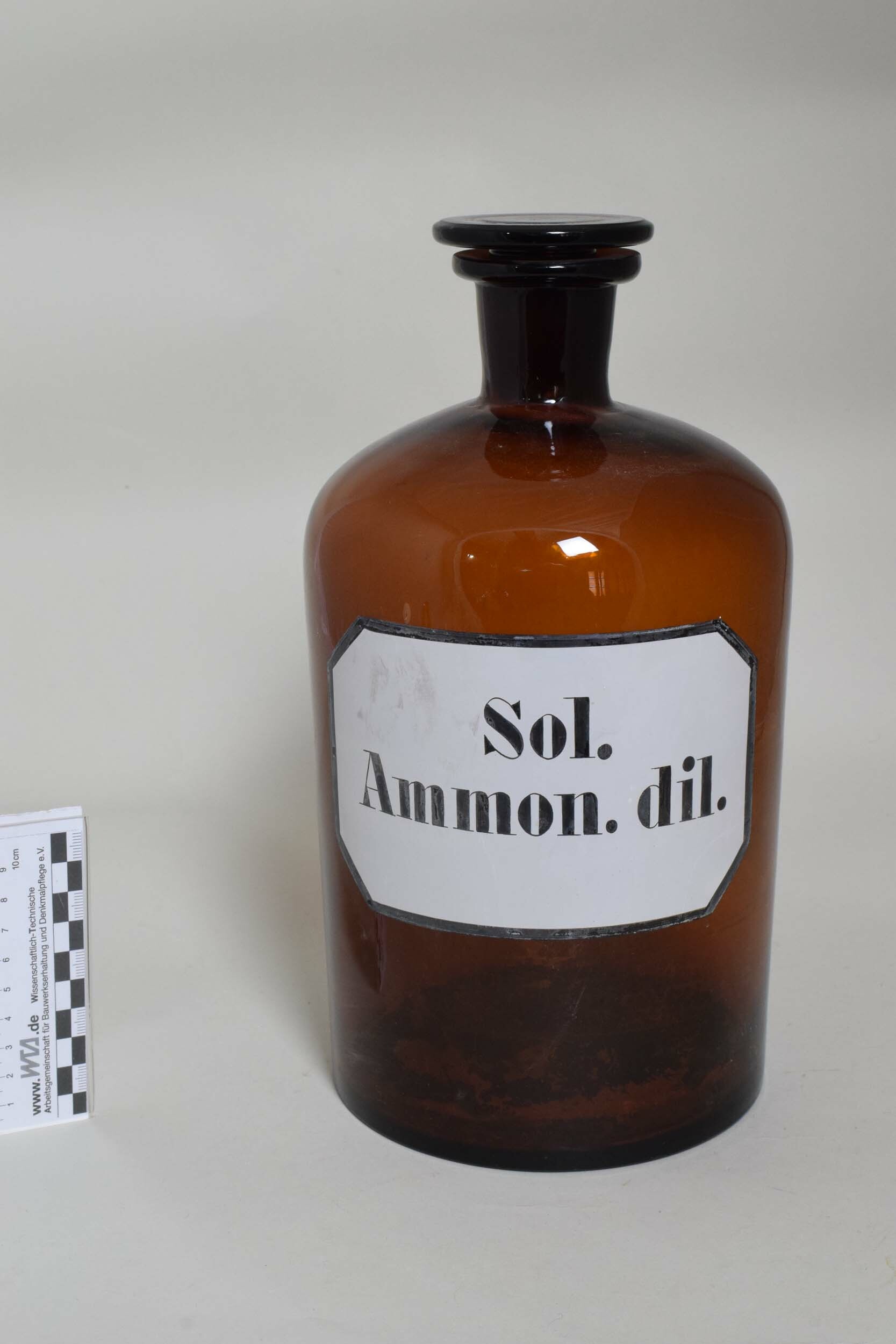 Apothekenflasche "Sol. Ammon.dil." (Heimatmuseum Dohna CC BY-NC-SA)