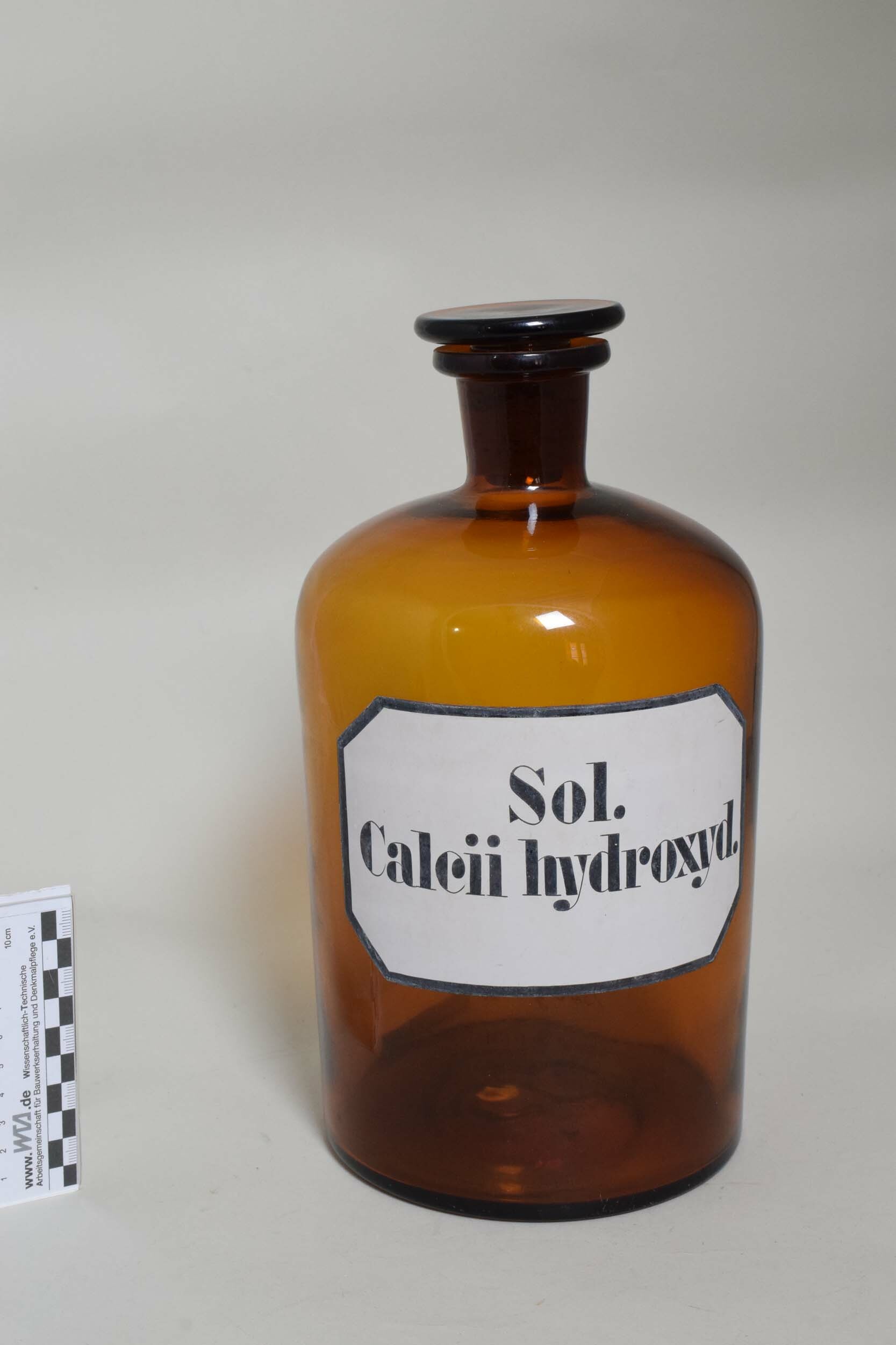 Apothekenflasche "Sol. Calcii hydroxyd." (Heimatmuseum Dohna CC BY-NC-SA)