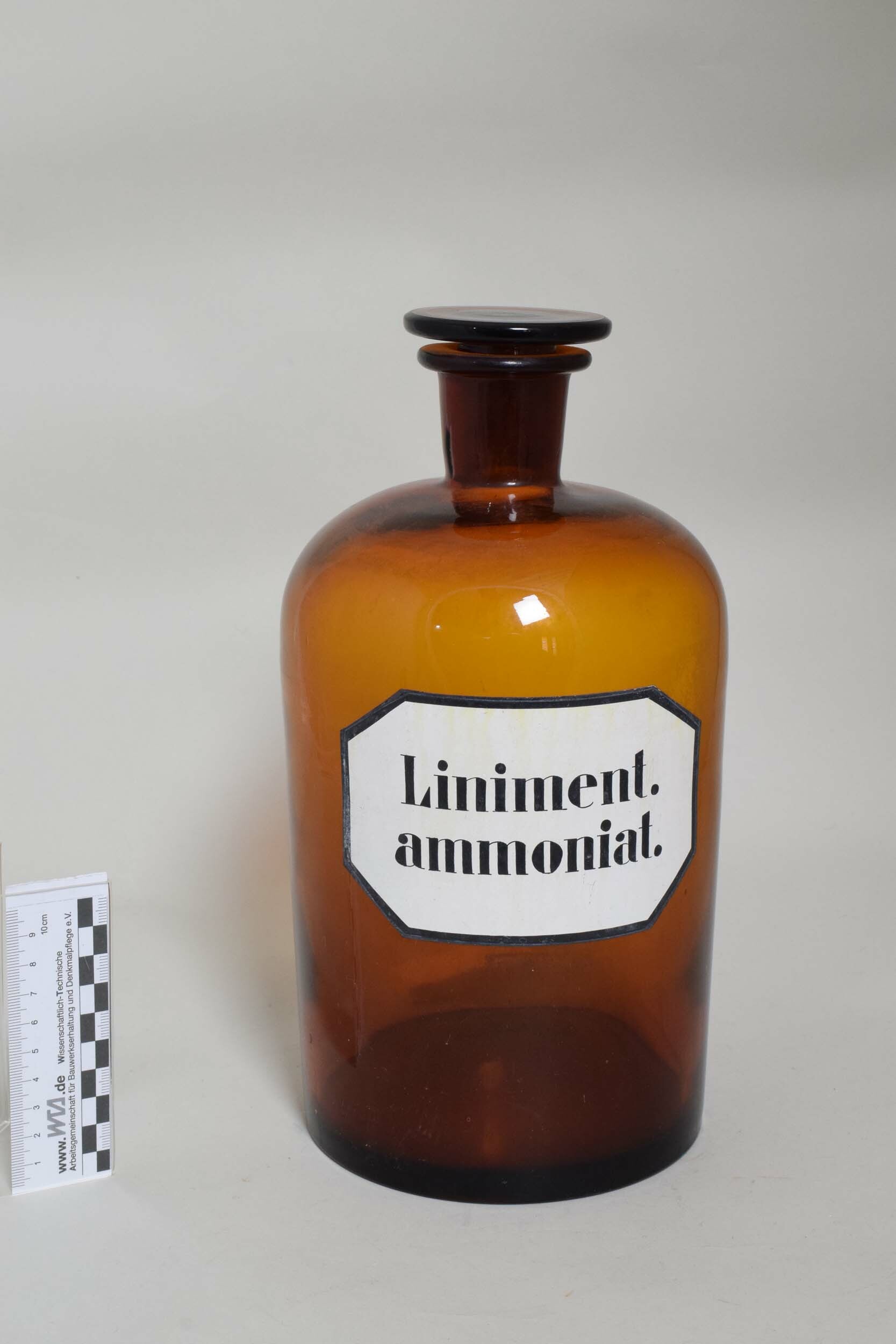 Apothekenflasche "Liniment.ammoniat." (Heimatmuseum Dohna CC BY-NC-SA)