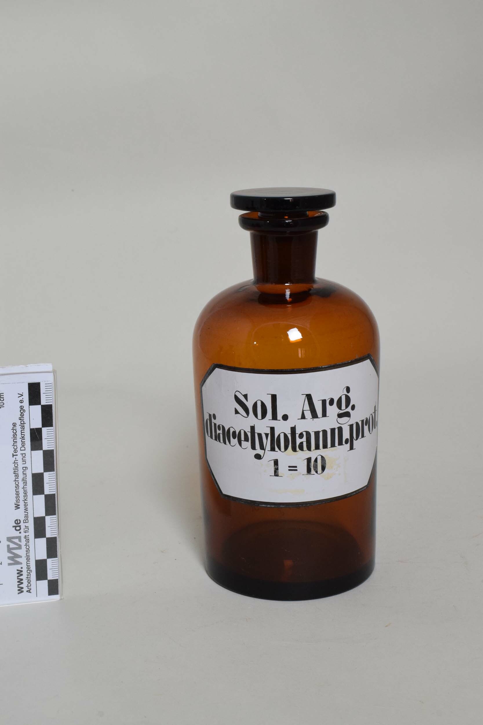 Apothekenflasche "Sol.bArg.bdiacetylotann.bprot. 1=10" (Heimatmuseum Dohna CC BY-NC-SA)