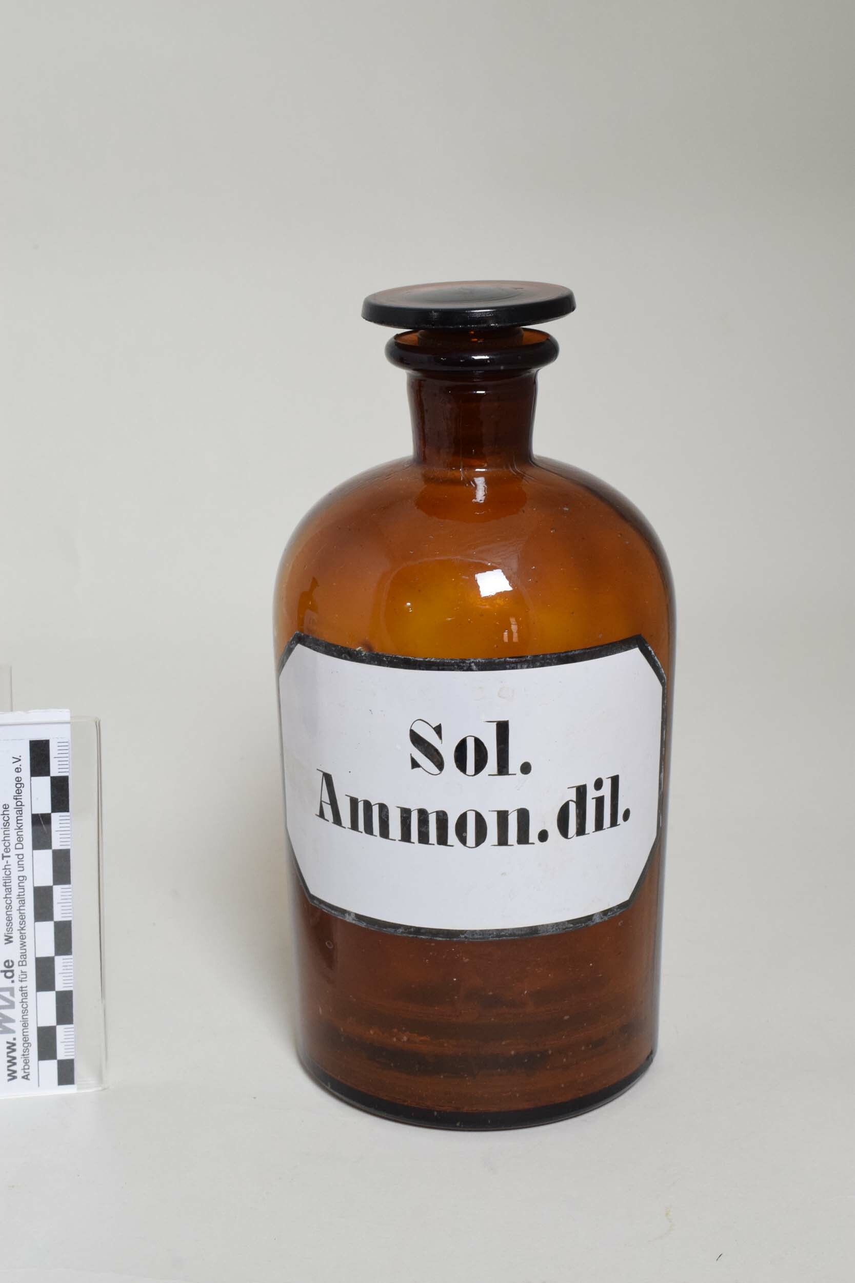 Apothekenflasche "Sol. Ammon. dil." (Heimatmuseum Dohna CC BY-NC-SA)