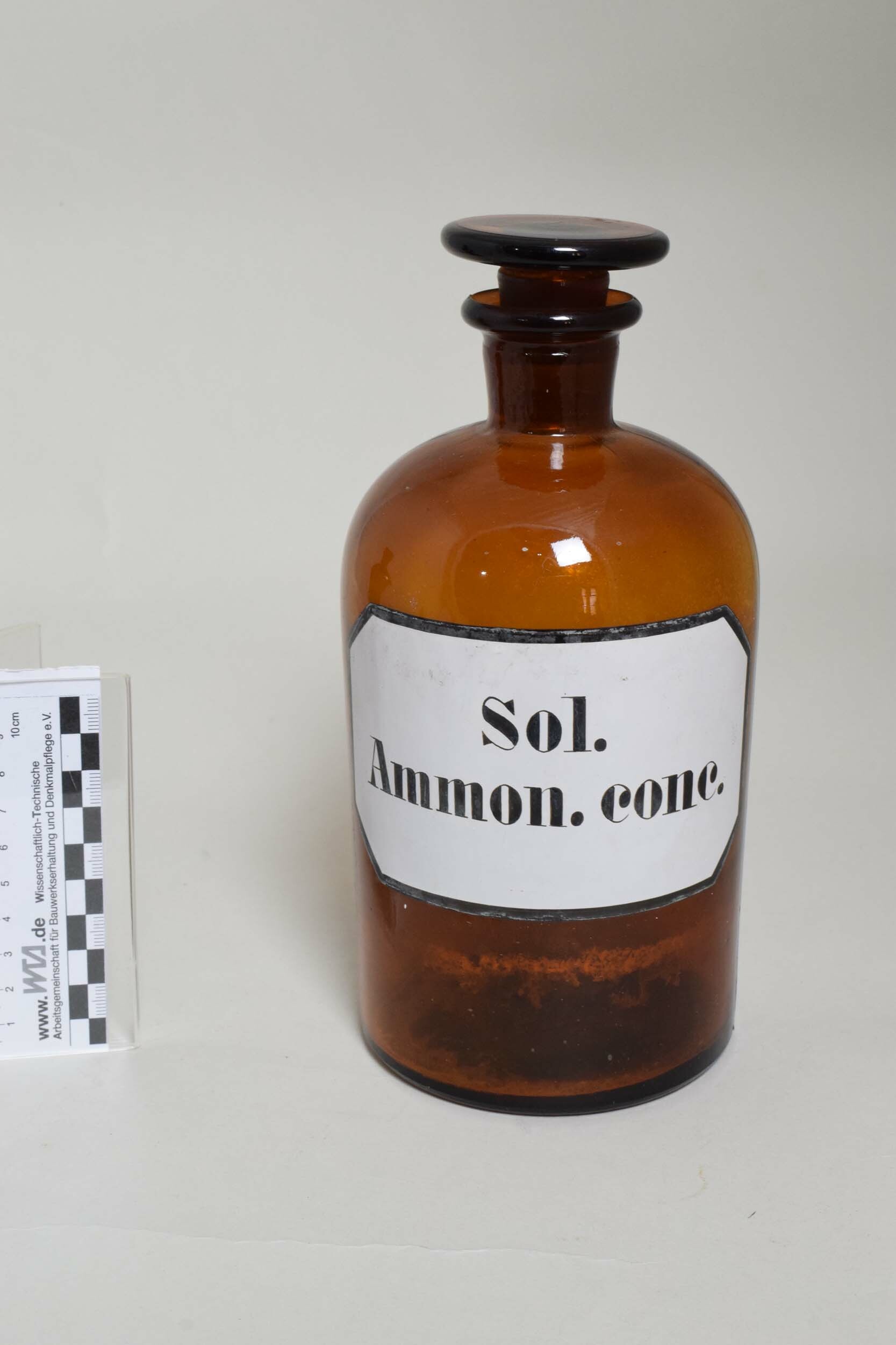 Apothekenflasche "Sol. Ammon. conc." (Heimatmuseum Dohna CC BY-NC-SA)