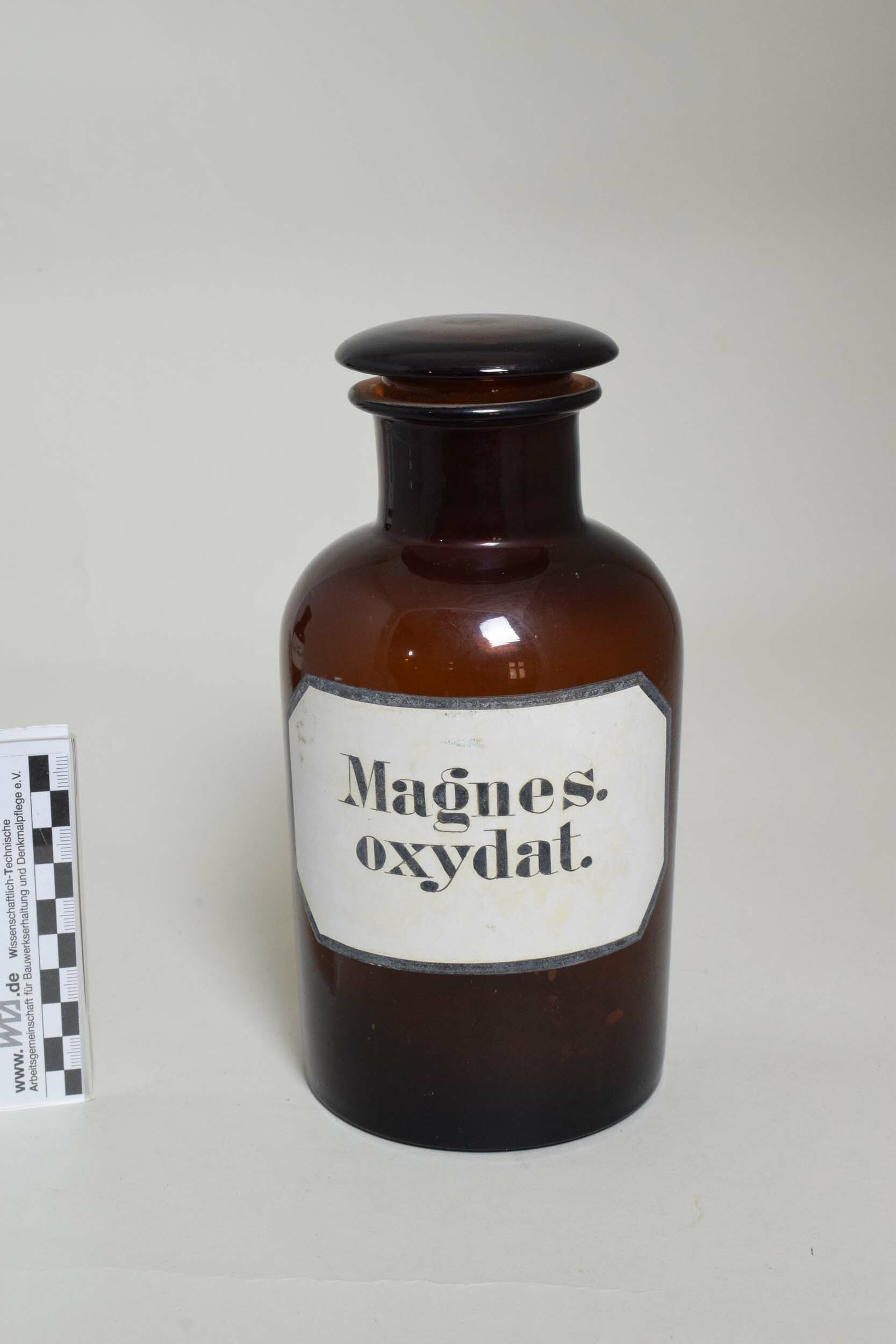 Apothekenflasche "Magnes. oxydat." (Heimatmuseum Dohna CC BY-NC-SA)