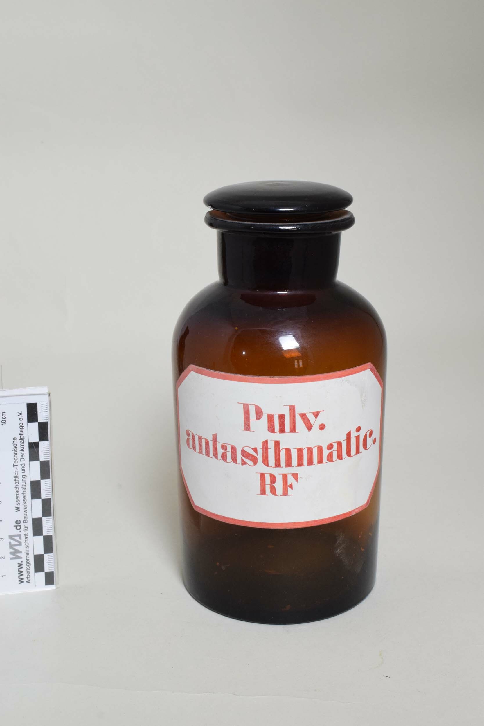 Apothekenflasche "Pulv.antasthmatic. RF" (Heimatmuseum Dohna CC BY-NC-SA)