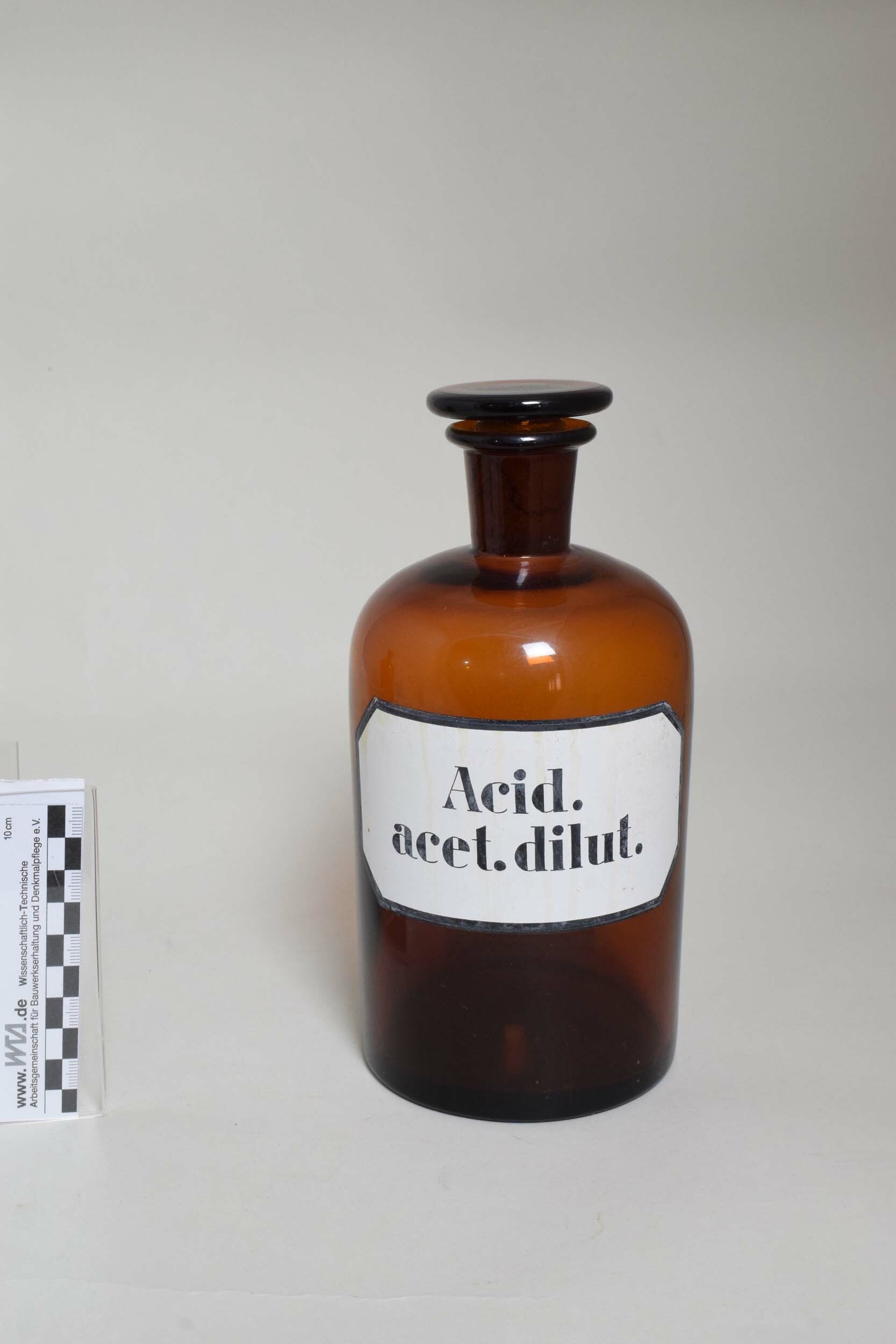 Apothekenflasche "Acid. acet. dilut." (Heimatmuseum Dohna CC BY-NC-SA)