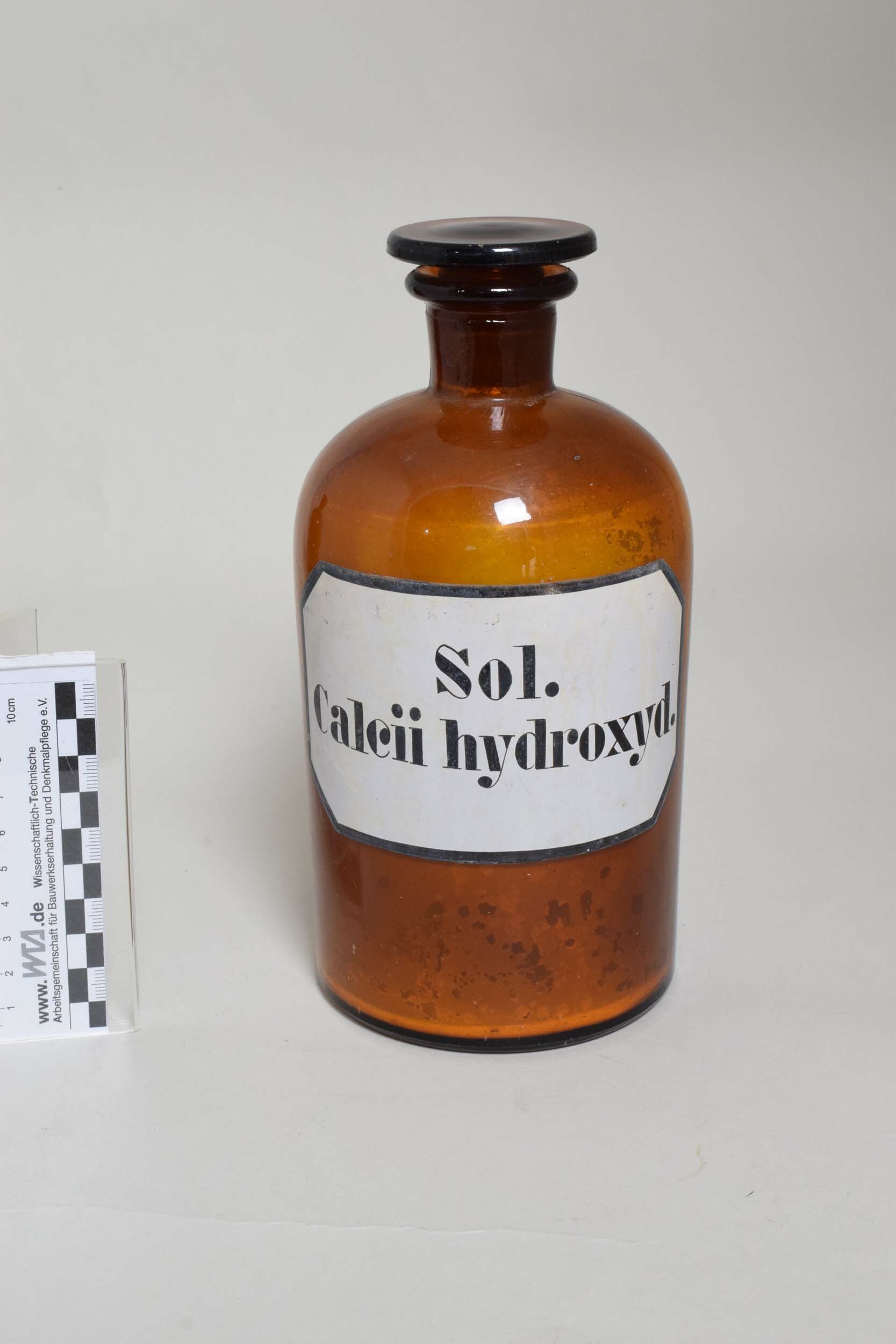 Apothekenflasche "Sol. Calcii hydroxyd." (Heimatmuseum Dohna CC BY-NC-SA)